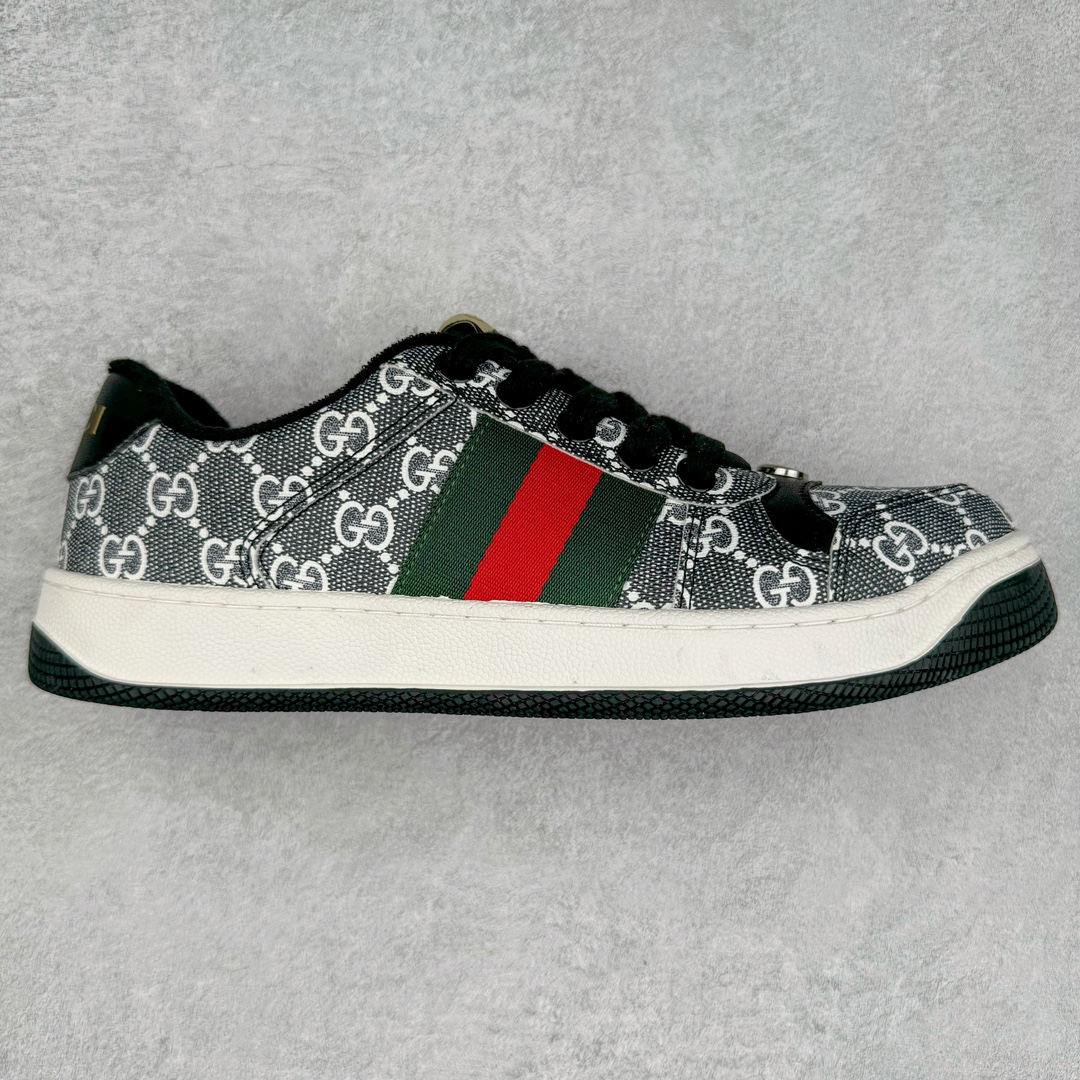 图片[8]-＃福利特价 Gucci Screener sneaker 古驰双G小脏鞋系列复古怀旧校园风低帮板鞋 全套原楦原纸版原鞋开模 纯手工水洗做旧处理 侧面条纹饰带 原厂定制 原厂数据电绣 清晰立体 全鞋电脑针车 紧密相连 针距密度一致 环保乳胶注塑鞋垫 厚度脚感还原原版 皮面裁剪部位 统一油边封口工艺 右脚鞋侧嵌入NFC防伪芯片装置＋鞋盒标二唯码扫描 秒进官网 专柜全套包装 防尘袋 说明书 质保卡 购物袋 尺码：35 36 37 38 39 40 41 42 43 44 45-选品中心
