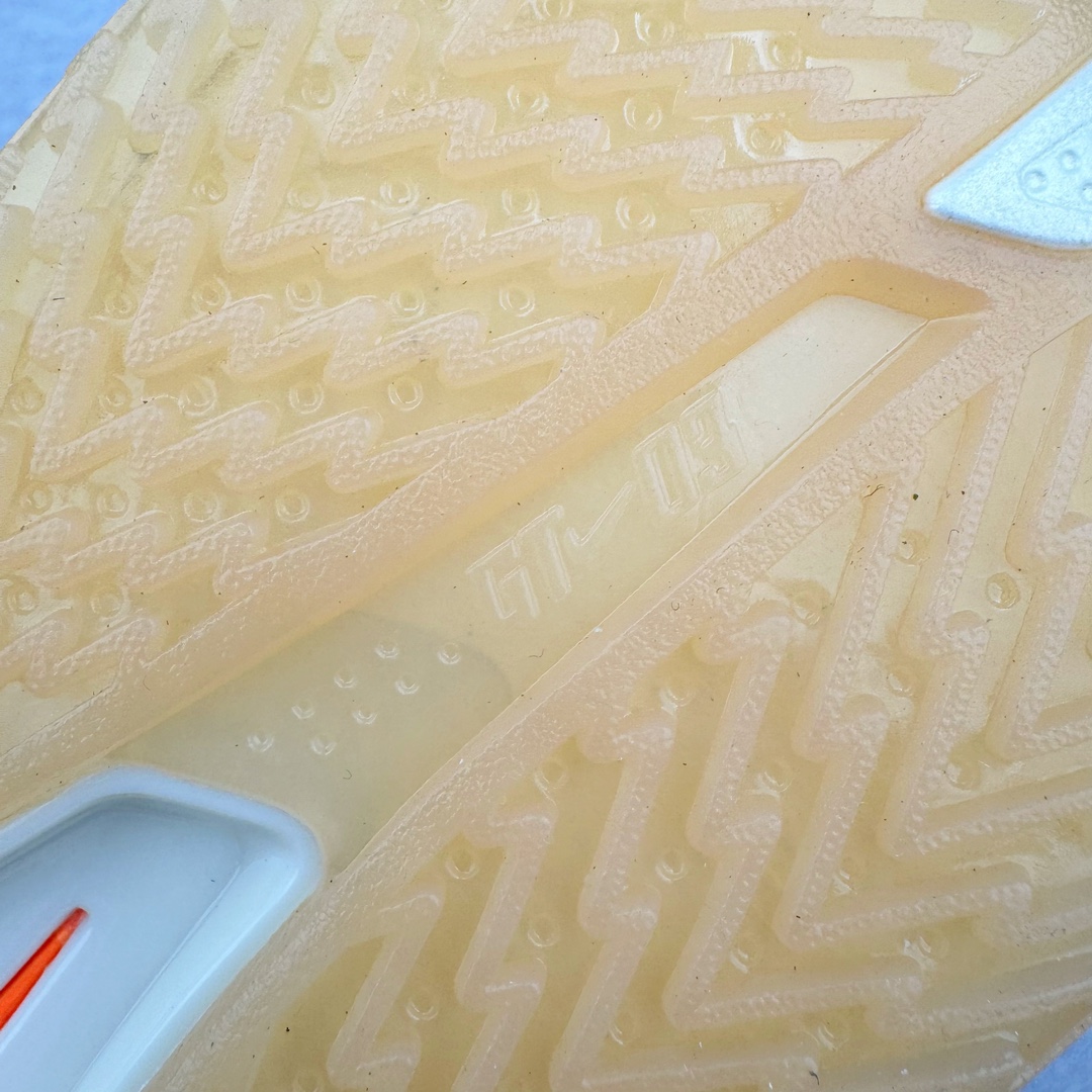 图片[19]-＃灭世/Max Nk Air Zoom G.T.Cut 3 EP 实战系列篮球鞋 白蓝橙 HJ8205-100 全新GT Cut 3.0 全掌搭载了 ZoomX 泡棉 使得整双鞋在缓震表现上可谓相当优秀 拥有着顶级科技配置的同时 颜值设计也非常可观 整体鞋型仍然保留了前低后高的设计 G.T. Cut 传统的突进极速突破的感觉 鞋头麂皮材质和 NK Flywire 飞线工艺 相对来说包裹感更好了 必备的TPU 支撑片 两侧 Swoosh 的透气孔设计 起到散热透气的作用 鞋舌采用类似跑鞋的半开叉式设计 搭配鞋带既可以提升包裹感 又降低了运动中鞋舌乱跑的可能性 鞋子内里填充相当厚实 避免掉跟 尺码：39 40 40.5 41 42 42.5 43 44 44.5 45 46-选品中心