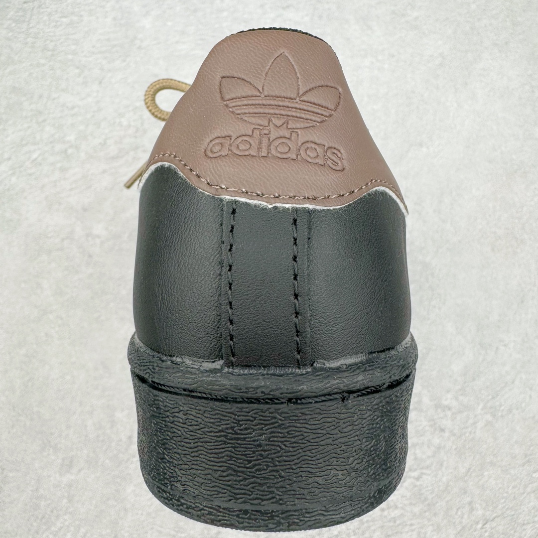 图片[8]-AD Originals Superstar 经典复古贝壳头板鞋 EG4959 诞生于1969年 是第一双将全皮面鞋 身与橡胶鞋头结合在一起的低帮篮球鞋 Superstar最开始 是作为高帮篮球鞋Pro Model的低帮版本而出现的 但因为其独特和醒目的橡胶鞋头造型而让大家熟知 被大家形象地称为\\\”shelltoe\\\”贝壳头 在70年代的美国职业篮球场上 接近3/4的NBA球员都将这双Superstar作为场上用鞋 80年代之后 经过不断的改良和发展 Superstar逐渐成为横跨时装、音乐、街头文化、休闲和运动等各大领域的时尚潮鞋 尺码：36 36.5 37 38 38.5 39 40 40.5 41 42 42.5 43 44 44.5 45-选品中心