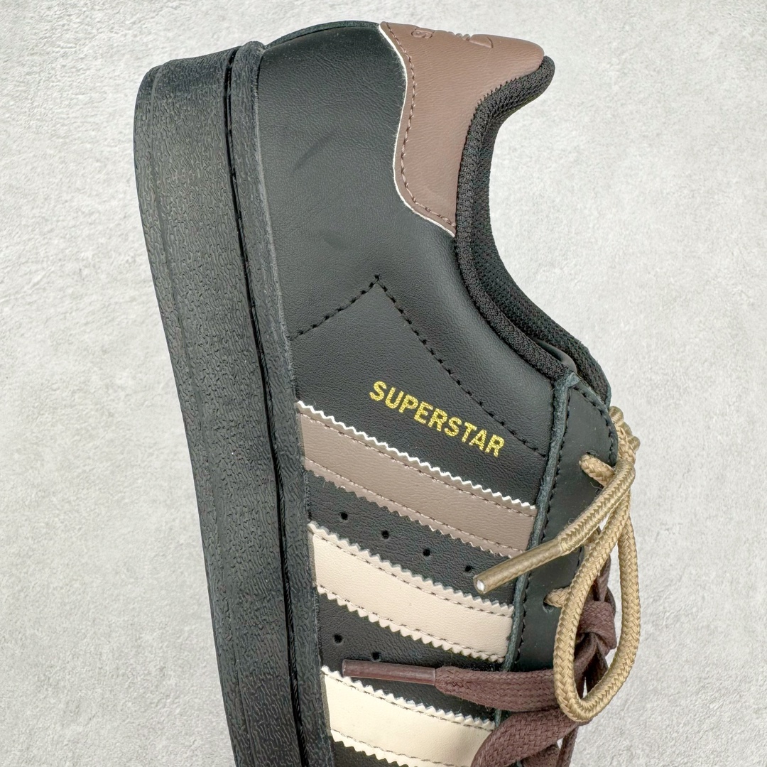 图片[6]-AD Originals Superstar 经典复古贝壳头板鞋 EG4959 诞生于1969年 是第一双将全皮面鞋 身与橡胶鞋头结合在一起的低帮篮球鞋 Superstar最开始 是作为高帮篮球鞋Pro Model的低帮版本而出现的 但因为其独特和醒目的橡胶鞋头造型而让大家熟知 被大家形象地称为\\\”shelltoe\\\”贝壳头 在70年代的美国职业篮球场上 接近3/4的NBA球员都将这双Superstar作为场上用鞋 80年代之后 经过不断的改良和发展 Superstar逐渐成为横跨时装、音乐、街头文化、休闲和运动等各大领域的时尚潮鞋 尺码：36 36.5 37 38 38.5 39 40 40.5 41 42 42.5 43 44 44.5 45-选品中心