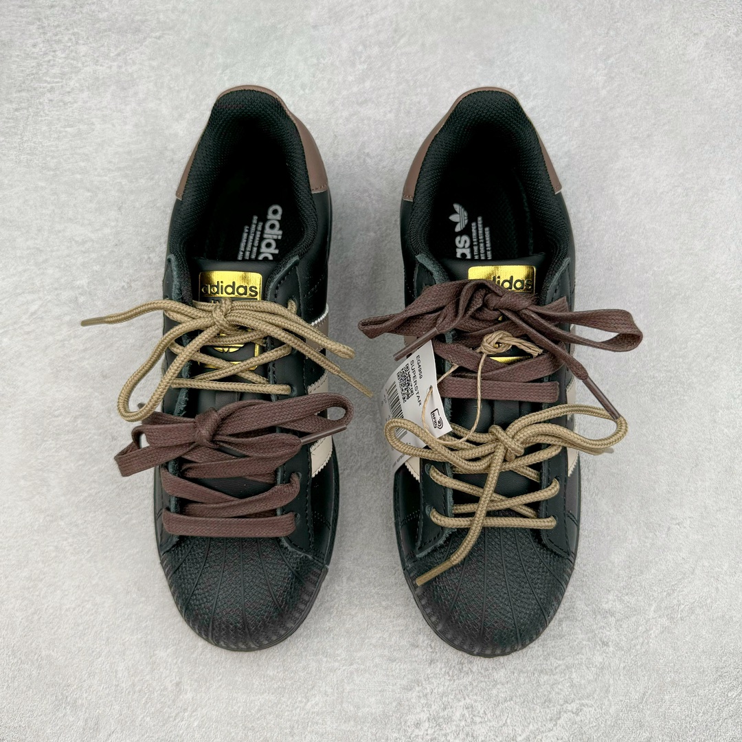 图片[2]-AD Originals Superstar 经典复古贝壳头板鞋 EG4959 诞生于1969年 是第一双将全皮面鞋 身与橡胶鞋头结合在一起的低帮篮球鞋 Superstar最开始 是作为高帮篮球鞋Pro Model的低帮版本而出现的 但因为其独特和醒目的橡胶鞋头造型而让大家熟知 被大家形象地称为\\\”shelltoe\\\”贝壳头 在70年代的美国职业篮球场上 接近3/4的NBA球员都将这双Superstar作为场上用鞋 80年代之后 经过不断的改良和发展 Superstar逐渐成为横跨时装、音乐、街头文化、休闲和运动等各大领域的时尚潮鞋 尺码：36 36.5 37 38 38.5 39 40 40.5 41 42 42.5 43 44 44.5 45-选品中心