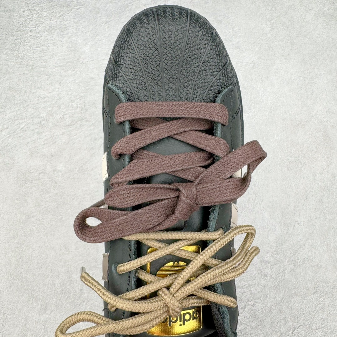 图片[4]-AD Originals Superstar 经典复古贝壳头板鞋 EG4959 诞生于1969年 是第一双将全皮面鞋 身与橡胶鞋头结合在一起的低帮篮球鞋 Superstar最开始 是作为高帮篮球鞋Pro Model的低帮版本而出现的 但因为其独特和醒目的橡胶鞋头造型而让大家熟知 被大家形象地称为\\\”shelltoe\\\”贝壳头 在70年代的美国职业篮球场上 接近3/4的NBA球员都将这双Superstar作为场上用鞋 80年代之后 经过不断的改良和发展 Superstar逐渐成为横跨时装、音乐、街头文化、休闲和运动等各大领域的时尚潮鞋 尺码：36 36.5 37 38 38.5 39 40 40.5 41 42 42.5 43 44 44.5 45-选品中心