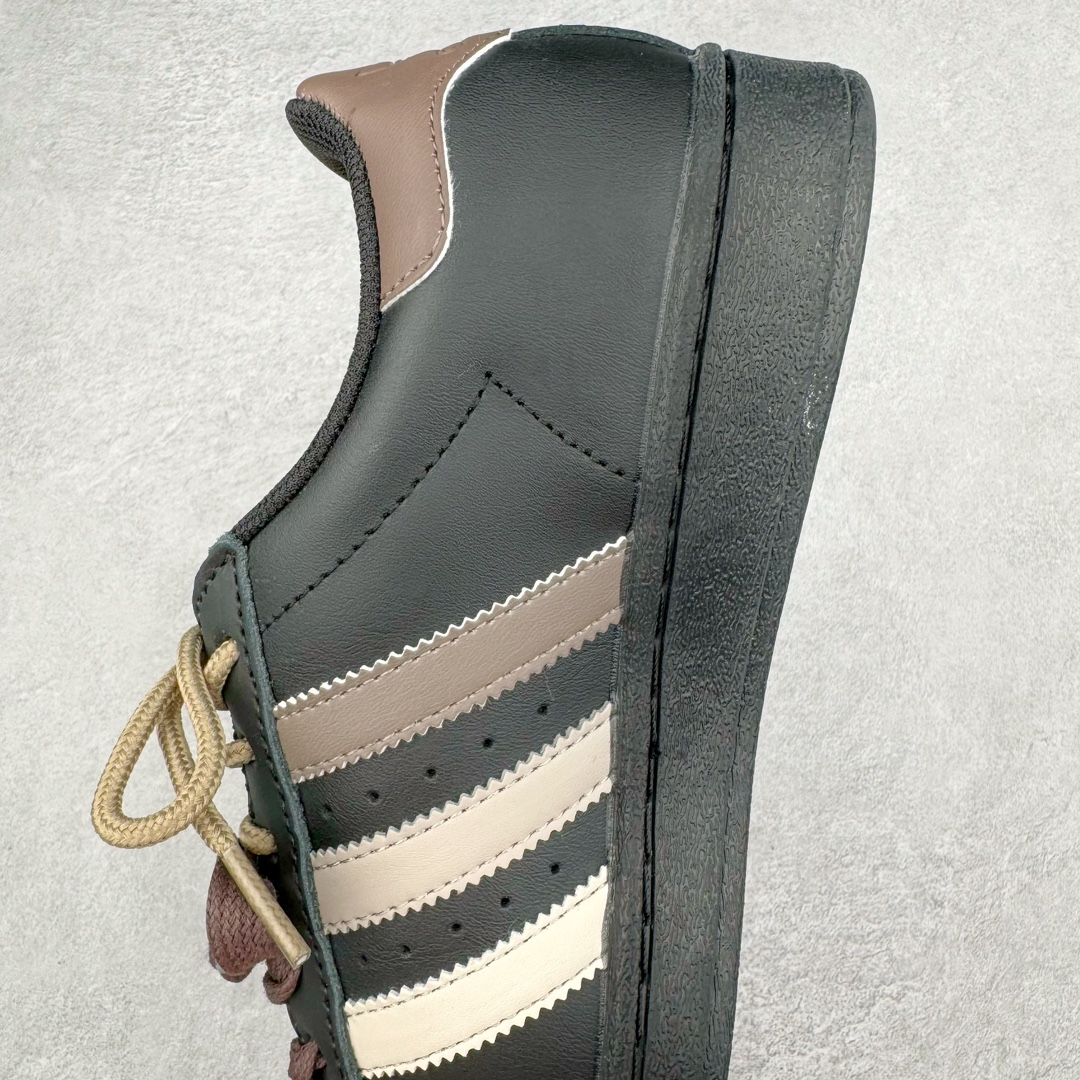 图片[7]-AD Originals Superstar 经典复古贝壳头板鞋 EG4959 诞生于1969年 是第一双将全皮面鞋 身与橡胶鞋头结合在一起的低帮篮球鞋 Superstar最开始 是作为高帮篮球鞋Pro Model的低帮版本而出现的 但因为其独特和醒目的橡胶鞋头造型而让大家熟知 被大家形象地称为\\\”shelltoe\\\”贝壳头 在70年代的美国职业篮球场上 接近3/4的NBA球员都将这双Superstar作为场上用鞋 80年代之后 经过不断的改良和发展 Superstar逐渐成为横跨时装、音乐、街头文化、休闲和运动等各大领域的时尚潮鞋 尺码：36 36.5 37 38 38.5 39 40 40.5 41 42 42.5 43 44 44.5 45-选品中心