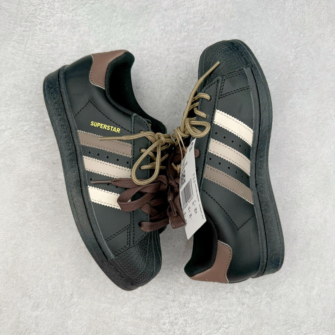 图片[3]-AD Originals Superstar 经典复古贝壳头板鞋 EG4959 诞生于1969年 是第一双将全皮面鞋 身与橡胶鞋头结合在一起的低帮篮球鞋 Superstar最开始 是作为高帮篮球鞋Pro Model的低帮版本而出现的 但因为其独特和醒目的橡胶鞋头造型而让大家熟知 被大家形象地称为\\\”shelltoe\\\”贝壳头 在70年代的美国职业篮球场上 接近3/4的NBA球员都将这双Superstar作为场上用鞋 80年代之后 经过不断的改良和发展 Superstar逐渐成为横跨时装、音乐、街头文化、休闲和运动等各大领域的时尚潮鞋 尺码：36 36.5 37 38 38.5 39 40 40.5 41 42 42.5 43 44 44.5 45-选品中心
