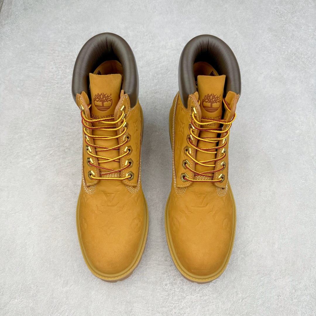 图片[2]-＃GD广顶 Louis Vuitton x Timberland 6 Inch Leather Ankle Boots LV联名添柏岚系列经典复古户外6英寸休闲工装天伯伦大黄靴 东莞代工品质#内标Timberland LOGO带有紫光防伪标识#升级厚实抽屉礼品鞋盒及全套代购包装说明书防尘布袋物件#原楦原纸版数据开发版型#原厂宝元注射机#四线电脑车线并齐#采用进口Monogram 压纹头层磨砂皮料鞋面材质全部内里搭配真皮革材料!!)#原装一致全磨砂皮领口#六边蜂窝抗疲劳减震PU鞋垫#轻便防滑橡胶发泡组合底 LV x Timberland 及踝靴依托路易威登的精湛匠艺于意大利悉心制作，以 Timberland 的工装风范瞩目亮相 Pharrell Williams 打造的2024 秋冬男装秀场。粒面正绒面皮革和隔热内衬塑造 Timberland 经典设计的放大版本Timberland 外底呈现 Monogram 元素。接缝密封结构升级舒适体验和耐磨性能 Monogram 粒面牛皮革鞋领和合作标识标签丰富细节。粒面正绒面牛皮革 隔热 PimaLoft 内衬 接缝密封结构 圆形织物鞋带 橡胶外底 Monogram 粒面牛皮革鞋领 饰钉和搭扣镂刻路易威登标识 标签、鞋舌和内底点缀路易威登巴黎 x Timberland 标识 侧面 Timberland 标识 鞋底凸纹饰有 Monogram 图案 尺码：女35.5 36 37 38 39 39.5/ 男40 41 42 43 44 45 46（皮鞋码 比运动鞋偏大一码！）-选品中心
