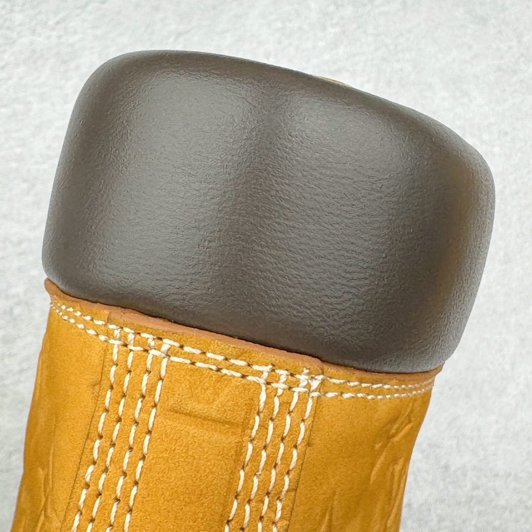 图片[15]-＃GD广顶 Louis Vuitton x Timberland 6 Inch Leather Ankle Boots LV联名添柏岚系列经典复古户外6英寸休闲工装天伯伦大黄靴 东莞代工品质#内标Timberland LOGO带有紫光防伪标识#升级厚实抽屉礼品鞋盒及全套代购包装说明书防尘布袋物件#原楦原纸版数据开发版型#原厂宝元注射机#四线电脑车线并齐#采用进口Monogram 压纹头层磨砂皮料鞋面材质全部内里搭配真皮革材料!!)#原装一致全磨砂皮领口#六边蜂窝抗疲劳减震PU鞋垫#轻便防滑橡胶发泡组合底 LV x Timberland 及踝靴依托路易威登的精湛匠艺于意大利悉心制作，以 Timberland 的工装风范瞩目亮相 Pharrell Williams 打造的2024 秋冬男装秀场。粒面正绒面皮革和隔热内衬塑造 Timberland 经典设计的放大版本Timberland 外底呈现 Monogram 元素。接缝密封结构升级舒适体验和耐磨性能 Monogram 粒面牛皮革鞋领和合作标识标签丰富细节。粒面正绒面牛皮革 隔热 PimaLoft 内衬 接缝密封结构 圆形织物鞋带 橡胶外底 Monogram 粒面牛皮革鞋领 饰钉和搭扣镂刻路易威登标识 标签、鞋舌和内底点缀路易威登巴黎 x Timberland 标识 侧面 Timberland 标识 鞋底凸纹饰有 Monogram 图案 尺码：女35.5 36 37 38 39 39.5/ 男40 41 42 43 44 45 46（皮鞋码 比运动鞋偏大一码！）-选品中心