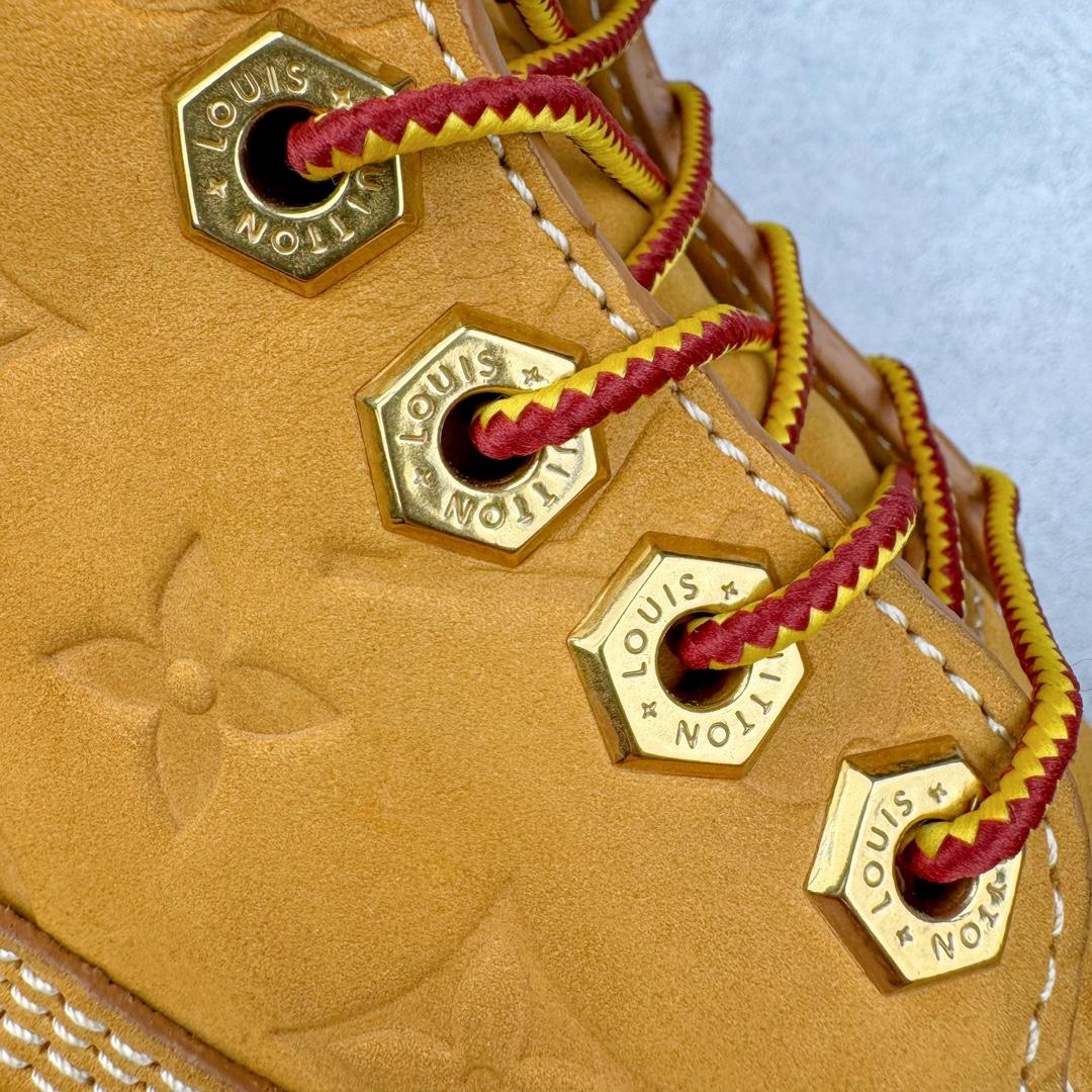 图片[19]-＃GD广顶 Louis Vuitton x Timberland 6 Inch Leather Ankle Boots LV联名添柏岚系列经典复古户外6英寸休闲工装天伯伦大黄靴 东莞代工品质#内标Timberland LOGO带有紫光防伪标识#升级厚实抽屉礼品鞋盒及全套代购包装说明书防尘布袋物件#原楦原纸版数据开发版型#原厂宝元注射机#四线电脑车线并齐#采用进口Monogram 压纹头层磨砂皮料鞋面材质全部内里搭配真皮革材料!!)#原装一致全磨砂皮领口#六边蜂窝抗疲劳减震PU鞋垫#轻便防滑橡胶发泡组合底 LV x Timberland 及踝靴依托路易威登的精湛匠艺于意大利悉心制作，以 Timberland 的工装风范瞩目亮相 Pharrell Williams 打造的2024 秋冬男装秀场。粒面正绒面皮革和隔热内衬塑造 Timberland 经典设计的放大版本Timberland 外底呈现 Monogram 元素。接缝密封结构升级舒适体验和耐磨性能 Monogram 粒面牛皮革鞋领和合作标识标签丰富细节。粒面正绒面牛皮革 隔热 PimaLoft 内衬 接缝密封结构 圆形织物鞋带 橡胶外底 Monogram 粒面牛皮革鞋领 饰钉和搭扣镂刻路易威登标识 标签、鞋舌和内底点缀路易威登巴黎 x Timberland 标识 侧面 Timberland 标识 鞋底凸纹饰有 Monogram 图案 尺码：女35.5 36 37 38 39 39.5/ 男40 41 42 43 44 45 46（皮鞋码 比运动鞋偏大一码！）-选品中心