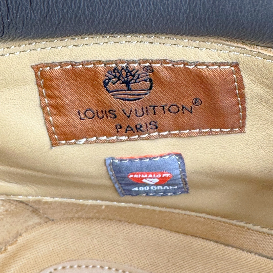 图片[12]-＃GD广顶 Louis Vuitton x Timberland 6 Inch Leather Ankle Boots LV联名添柏岚系列经典复古户外6英寸休闲工装天伯伦大黄靴 东莞代工品质#内标Timberland LOGO带有紫光防伪标识#升级厚实抽屉礼品鞋盒及全套代购包装说明书防尘布袋物件#原楦原纸版数据开发版型#原厂宝元注射机#四线电脑车线并齐#采用进口Monogram 压纹头层磨砂皮料鞋面材质全部内里搭配真皮革材料!!)#原装一致全磨砂皮领口#六边蜂窝抗疲劳减震PU鞋垫#轻便防滑橡胶发泡组合底 LV x Timberland 及踝靴依托路易威登的精湛匠艺于意大利悉心制作，以 Timberland 的工装风范瞩目亮相 Pharrell Williams 打造的2024 秋冬男装秀场。粒面正绒面皮革和隔热内衬塑造 Timberland 经典设计的放大版本Timberland 外底呈现 Monogram 元素。接缝密封结构升级舒适体验和耐磨性能 Monogram 粒面牛皮革鞋领和合作标识标签丰富细节。粒面正绒面牛皮革 隔热 PimaLoft 内衬 接缝密封结构 圆形织物鞋带 橡胶外底 Monogram 粒面牛皮革鞋领 饰钉和搭扣镂刻路易威登标识 标签、鞋舌和内底点缀路易威登巴黎 x Timberland 标识 侧面 Timberland 标识 鞋底凸纹饰有 Monogram 图案 尺码：女35.5 36 37 38 39 39.5/ 男40 41 42 43 44 45 46（皮鞋码 比运动鞋偏大一码！）-选品中心