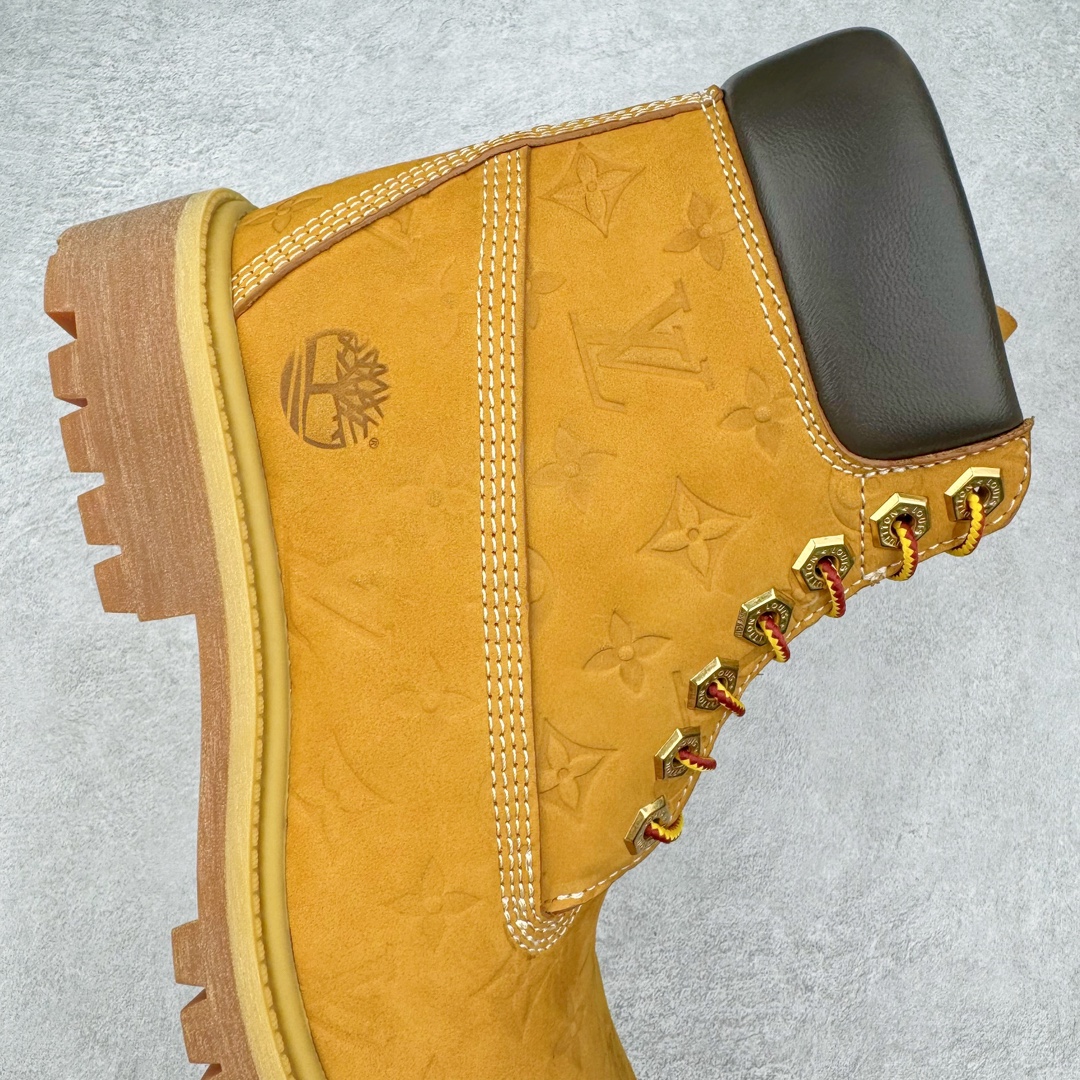 图片[6]-＃GD广顶 Louis Vuitton x Timberland 6 Inch Leather Ankle Boots LV联名添柏岚系列经典复古户外6英寸休闲工装天伯伦大黄靴 东莞代工品质#内标Timberland LOGO带有紫光防伪标识#升级厚实抽屉礼品鞋盒及全套代购包装说明书防尘布袋物件#原楦原纸版数据开发版型#原厂宝元注射机#四线电脑车线并齐#采用进口Monogram 压纹头层磨砂皮料鞋面材质全部内里搭配真皮革材料!!)#原装一致全磨砂皮领口#六边蜂窝抗疲劳减震PU鞋垫#轻便防滑橡胶发泡组合底 LV x Timberland 及踝靴依托路易威登的精湛匠艺于意大利悉心制作，以 Timberland 的工装风范瞩目亮相 Pharrell Williams 打造的2024 秋冬男装秀场。粒面正绒面皮革和隔热内衬塑造 Timberland 经典设计的放大版本Timberland 外底呈现 Monogram 元素。接缝密封结构升级舒适体验和耐磨性能 Monogram 粒面牛皮革鞋领和合作标识标签丰富细节。粒面正绒面牛皮革 隔热 PimaLoft 内衬 接缝密封结构 圆形织物鞋带 橡胶外底 Monogram 粒面牛皮革鞋领 饰钉和搭扣镂刻路易威登标识 标签、鞋舌和内底点缀路易威登巴黎 x Timberland 标识 侧面 Timberland 标识 鞋底凸纹饰有 Monogram 图案 尺码：女35.5 36 37 38 39 39.5/ 男40 41 42 43 44 45 46（皮鞋码 比运动鞋偏大一码！）-选品中心