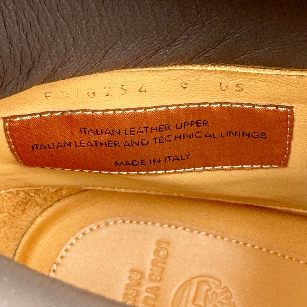 图片[11]-＃GD广顶 Louis Vuitton x Timberland 6 Inch Leather Ankle Boots LV联名添柏岚系列经典复古户外6英寸休闲工装天伯伦大黄靴 东莞代工品质#内标Timberland LOGO带有紫光防伪标识#升级厚实抽屉礼品鞋盒及全套代购包装说明书防尘布袋物件#原楦原纸版数据开发版型#原厂宝元注射机#四线电脑车线并齐#采用进口Monogram 压纹头层磨砂皮料鞋面材质全部内里搭配真皮革材料!!)#原装一致全磨砂皮领口#六边蜂窝抗疲劳减震PU鞋垫#轻便防滑橡胶发泡组合底 LV x Timberland 及踝靴依托路易威登的精湛匠艺于意大利悉心制作，以 Timberland 的工装风范瞩目亮相 Pharrell Williams 打造的2024 秋冬男装秀场。粒面正绒面皮革和隔热内衬塑造 Timberland 经典设计的放大版本Timberland 外底呈现 Monogram 元素。接缝密封结构升级舒适体验和耐磨性能 Monogram 粒面牛皮革鞋领和合作标识标签丰富细节。粒面正绒面牛皮革 隔热 PimaLoft 内衬 接缝密封结构 圆形织物鞋带 橡胶外底 Monogram 粒面牛皮革鞋领 饰钉和搭扣镂刻路易威登标识 标签、鞋舌和内底点缀路易威登巴黎 x Timberland 标识 侧面 Timberland 标识 鞋底凸纹饰有 Monogram 图案 尺码：女35.5 36 37 38 39 39.5/ 男40 41 42 43 44 45 46（皮鞋码 比运动鞋偏大一码！）-选品中心