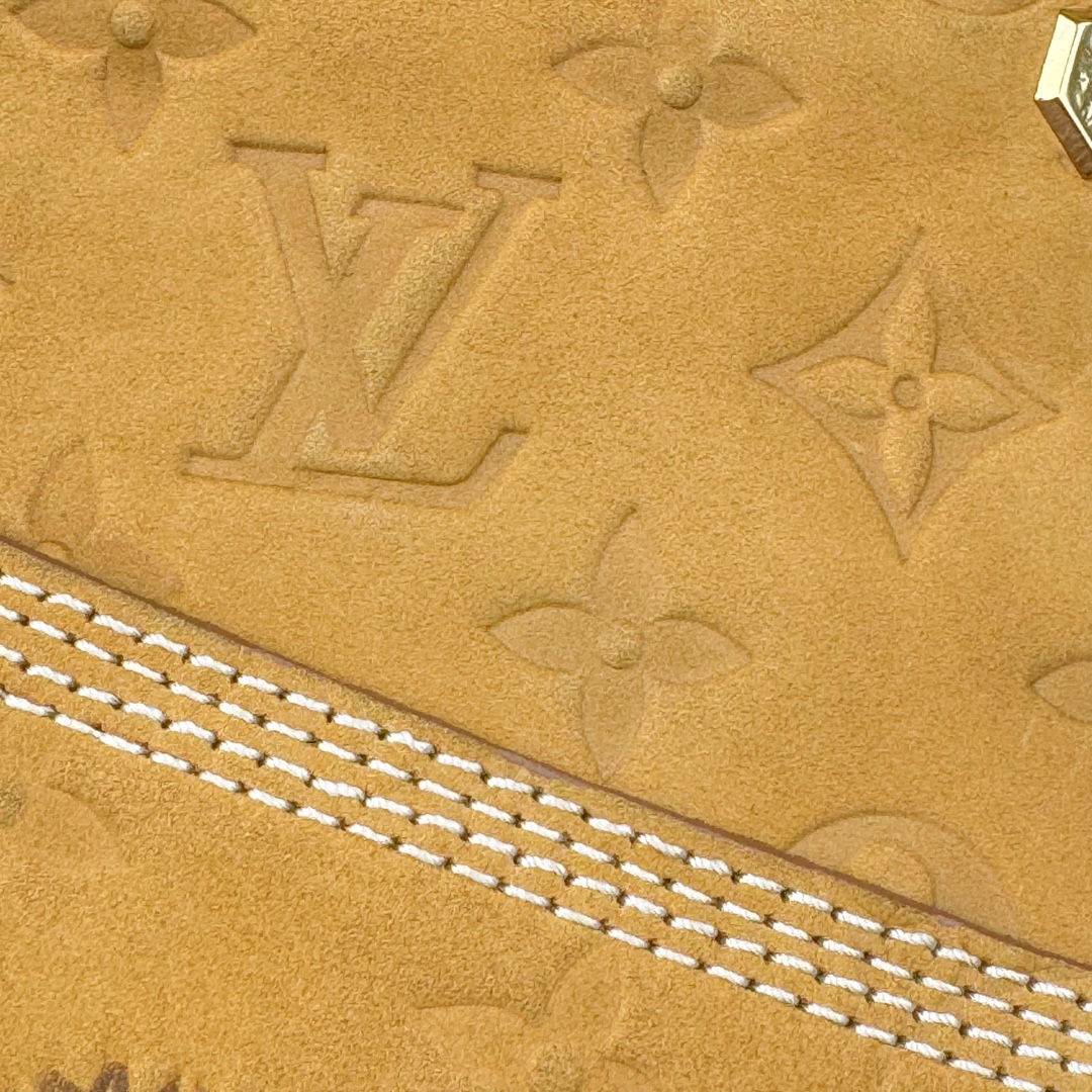 图片[17]-＃GD广顶 Louis Vuitton x Timberland 6 Inch Leather Ankle Boots LV联名添柏岚系列经典复古户外6英寸休闲工装天伯伦大黄靴 东莞代工品质#内标Timberland LOGO带有紫光防伪标识#升级厚实抽屉礼品鞋盒及全套代购包装说明书防尘布袋物件#原楦原纸版数据开发版型#原厂宝元注射机#四线电脑车线并齐#采用进口Monogram 压纹头层磨砂皮料鞋面材质全部内里搭配真皮革材料!!)#原装一致全磨砂皮领口#六边蜂窝抗疲劳减震PU鞋垫#轻便防滑橡胶发泡组合底 LV x Timberland 及踝靴依托路易威登的精湛匠艺于意大利悉心制作，以 Timberland 的工装风范瞩目亮相 Pharrell Williams 打造的2024 秋冬男装秀场。粒面正绒面皮革和隔热内衬塑造 Timberland 经典设计的放大版本Timberland 外底呈现 Monogram 元素。接缝密封结构升级舒适体验和耐磨性能 Monogram 粒面牛皮革鞋领和合作标识标签丰富细节。粒面正绒面牛皮革 隔热 PimaLoft 内衬 接缝密封结构 圆形织物鞋带 橡胶外底 Monogram 粒面牛皮革鞋领 饰钉和搭扣镂刻路易威登标识 标签、鞋舌和内底点缀路易威登巴黎 x Timberland 标识 侧面 Timberland 标识 鞋底凸纹饰有 Monogram 图案 尺码：女35.5 36 37 38 39 39.5/ 男40 41 42 43 44 45 46（皮鞋码 比运动鞋偏大一码！）-选品中心