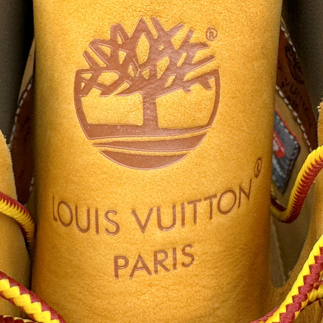 图片[21]-＃GD广顶 Louis Vuitton x Timberland 6 Inch Leather Ankle Boots LV联名添柏岚系列经典复古户外6英寸休闲工装天伯伦大黄靴 东莞代工品质#内标Timberland LOGO带有紫光防伪标识#升级厚实抽屉礼品鞋盒及全套代购包装说明书防尘布袋物件#原楦原纸版数据开发版型#原厂宝元注射机#四线电脑车线并齐#采用进口Monogram 压纹头层磨砂皮料鞋面材质全部内里搭配真皮革材料!!)#原装一致全磨砂皮领口#六边蜂窝抗疲劳减震PU鞋垫#轻便防滑橡胶发泡组合底 LV x Timberland 及踝靴依托路易威登的精湛匠艺于意大利悉心制作，以 Timberland 的工装风范瞩目亮相 Pharrell Williams 打造的2024 秋冬男装秀场。粒面正绒面皮革和隔热内衬塑造 Timberland 经典设计的放大版本Timberland 外底呈现 Monogram 元素。接缝密封结构升级舒适体验和耐磨性能 Monogram 粒面牛皮革鞋领和合作标识标签丰富细节。粒面正绒面牛皮革 隔热 PimaLoft 内衬 接缝密封结构 圆形织物鞋带 橡胶外底 Monogram 粒面牛皮革鞋领 饰钉和搭扣镂刻路易威登标识 标签、鞋舌和内底点缀路易威登巴黎 x Timberland 标识 侧面 Timberland 标识 鞋底凸纹饰有 Monogram 图案 尺码：女35.5 36 37 38 39 39.5/ 男40 41 42 43 44 45 46（皮鞋码 比运动鞋偏大一码！）-选品中心