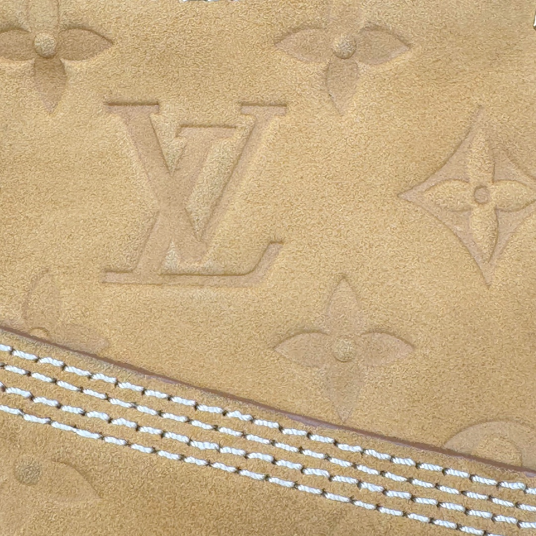 图片[18]-＃GD广顶 Louis Vuitton x Timberland 6 Inch Leather Ankle Boots LV联名添柏岚系列经典复古户外6英寸休闲工装天伯伦大黄靴 东莞代工品质#内标Timberland LOGO带有紫光防伪标识#升级厚实抽屉礼品鞋盒及全套代购包装说明书防尘布袋物件#原楦原纸版数据开发版型#原厂宝元注射机#四线电脑车线并齐#采用进口Monogram 压纹头层磨砂皮料鞋面材质全部内里搭配真皮革材料!!)#原装一致全磨砂皮领口#六边蜂窝抗疲劳减震PU鞋垫#轻便防滑橡胶发泡组合底 LV x Timberland 及踝靴依托路易威登的精湛匠艺于意大利悉心制作，以 Timberland 的工装风范瞩目亮相 Pharrell Williams 打造的2024 秋冬男装秀场。粒面正绒面皮革和隔热内衬塑造 Timberland 经典设计的放大版本Timberland 外底呈现 Monogram 元素。接缝密封结构升级舒适体验和耐磨性能 Monogram 粒面牛皮革鞋领和合作标识标签丰富细节。粒面正绒面牛皮革 隔热 PimaLoft 内衬 接缝密封结构 圆形织物鞋带 橡胶外底 Monogram 粒面牛皮革鞋领 饰钉和搭扣镂刻路易威登标识 标签、鞋舌和内底点缀路易威登巴黎 x Timberland 标识 侧面 Timberland 标识 鞋底凸纹饰有 Monogram 图案 尺码：女35.5 36 37 38 39 39.5/ 男40 41 42 43 44 45 46（皮鞋码 比运动鞋偏大一码！）-选品中心