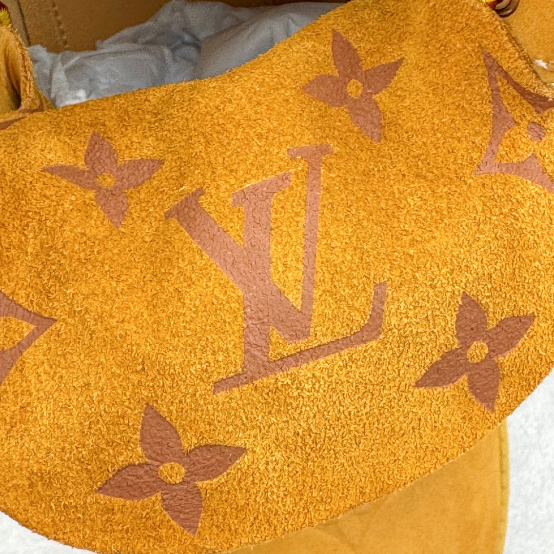 图片[13]-＃GD广顶 Louis Vuitton x Timberland 6 Inch Leather Ankle Boots LV联名添柏岚系列经典复古户外6英寸休闲工装天伯伦大黄靴 东莞代工品质#内标Timberland LOGO带有紫光防伪标识#升级厚实抽屉礼品鞋盒及全套代购包装说明书防尘布袋物件#原楦原纸版数据开发版型#原厂宝元注射机#四线电脑车线并齐#采用进口Monogram 压纹头层磨砂皮料鞋面材质全部内里搭配真皮革材料!!)#原装一致全磨砂皮领口#六边蜂窝抗疲劳减震PU鞋垫#轻便防滑橡胶发泡组合底 LV x Timberland 及踝靴依托路易威登的精湛匠艺于意大利悉心制作，以 Timberland 的工装风范瞩目亮相 Pharrell Williams 打造的2024 秋冬男装秀场。粒面正绒面皮革和隔热内衬塑造 Timberland 经典设计的放大版本Timberland 外底呈现 Monogram 元素。接缝密封结构升级舒适体验和耐磨性能 Monogram 粒面牛皮革鞋领和合作标识标签丰富细节。粒面正绒面牛皮革 隔热 PimaLoft 内衬 接缝密封结构 圆形织物鞋带 橡胶外底 Monogram 粒面牛皮革鞋领 饰钉和搭扣镂刻路易威登标识 标签、鞋舌和内底点缀路易威登巴黎 x Timberland 标识 侧面 Timberland 标识 鞋底凸纹饰有 Monogram 图案 尺码：女35.5 36 37 38 39 39.5/ 男40 41 42 43 44 45 46（皮鞋码 比运动鞋偏大一码！）-选品中心