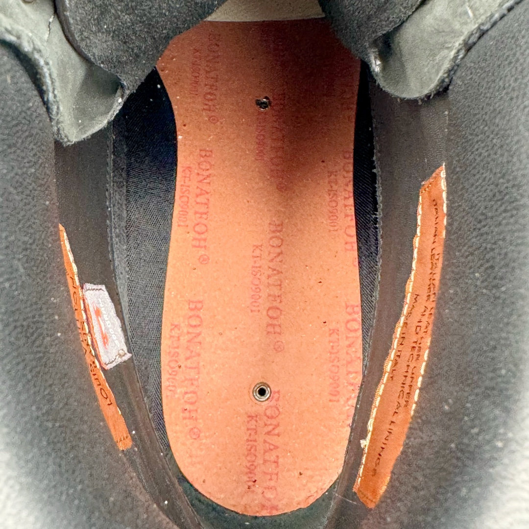 图片[10]-＃GD广顶 Louis Vuitton x Timberland 6 Inch Leather Ankle Boots LV联名添柏岚系列经典复古户外6英寸休闲工装天伯伦大黄靴 东莞代工品质#内标Timberland LOGO带有紫光防伪标识#升级厚实抽屉礼品鞋盒及全套代购包装说明书防尘布袋物件#原楦原纸版数据开发版型#原厂宝元注射机#四线电脑车线并齐#采用进口Monogram 压纹头层磨砂皮料鞋面材质全部内里搭配真皮革材料!!)#原装一致全磨砂皮领口#六边蜂窝抗疲劳减震PU鞋垫#轻便防滑橡胶发泡组合底 LV x Timberland 及踝靴依托路易威登的精湛匠艺于意大利悉心制作，以 Timberland 的工装风范瞩目亮相 Pharrell Williams 打造的2024 秋冬男装秀场。粒面正绒面皮革和隔热内衬塑造 Timberland 经典设计的放大版本Timberland 外底呈现 Monogram 元素。接缝密封结构升级舒适体验和耐磨性能 Monogram 粒面牛皮革鞋领和合作标识标签丰富细节。粒面正绒面牛皮革 隔热 PimaLoft 内衬 接缝密封结构 圆形织物鞋带 橡胶外底 Monogram 粒面牛皮革鞋领 饰钉和搭扣镂刻路易威登标识 标签、鞋舌和内底点缀路易威登巴黎 x Timberland 标识 侧面 Timberland 标识 鞋底凸纹饰有 Monogram 图案 尺码：女35.5 36 37 38 39 39.5/ 男40 41 42 43 44 45 46（皮鞋码 比运动鞋偏大一码！）-选品中心