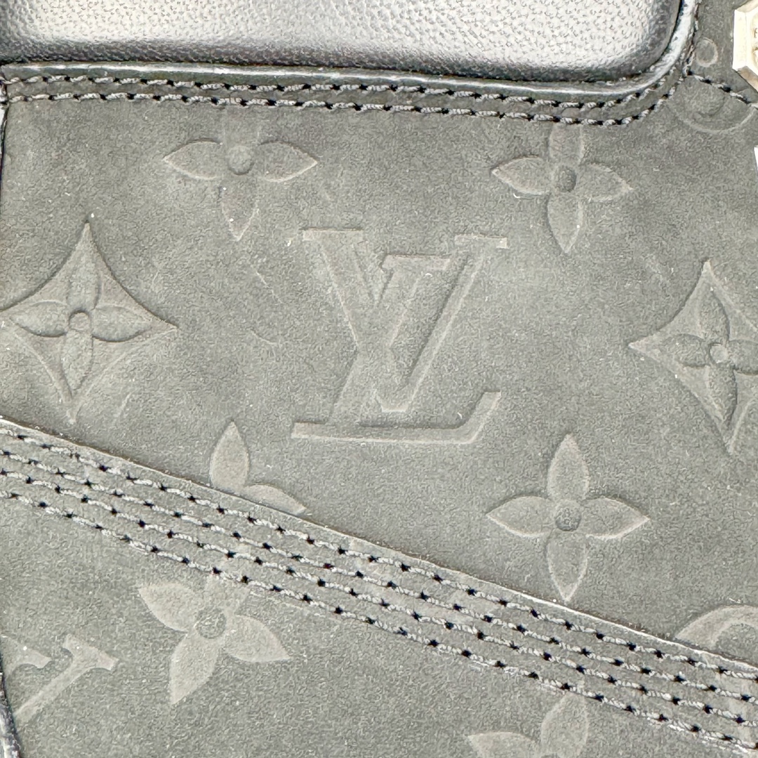 图片[20]-＃GD广顶 Louis Vuitton x Timberland 6 Inch Leather Ankle Boots LV联名添柏岚系列经典复古户外6英寸休闲工装天伯伦大黄靴 东莞代工品质#内标Timberland LOGO带有紫光防伪标识#升级厚实抽屉礼品鞋盒及全套代购包装说明书防尘布袋物件#原楦原纸版数据开发版型#原厂宝元注射机#四线电脑车线并齐#采用进口Monogram 压纹头层磨砂皮料鞋面材质全部内里搭配真皮革材料!!)#原装一致全磨砂皮领口#六边蜂窝抗疲劳减震PU鞋垫#轻便防滑橡胶发泡组合底 LV x Timberland 及踝靴依托路易威登的精湛匠艺于意大利悉心制作，以 Timberland 的工装风范瞩目亮相 Pharrell Williams 打造的2024 秋冬男装秀场。粒面正绒面皮革和隔热内衬塑造 Timberland 经典设计的放大版本Timberland 外底呈现 Monogram 元素。接缝密封结构升级舒适体验和耐磨性能 Monogram 粒面牛皮革鞋领和合作标识标签丰富细节。粒面正绒面牛皮革 隔热 PimaLoft 内衬 接缝密封结构 圆形织物鞋带 橡胶外底 Monogram 粒面牛皮革鞋领 饰钉和搭扣镂刻路易威登标识 标签、鞋舌和内底点缀路易威登巴黎 x Timberland 标识 侧面 Timberland 标识 鞋底凸纹饰有 Monogram 图案 尺码：女35.5 36 37 38 39 39.5/ 男40 41 42 43 44 45 46（皮鞋码 比运动鞋偏大一码！）-选品中心