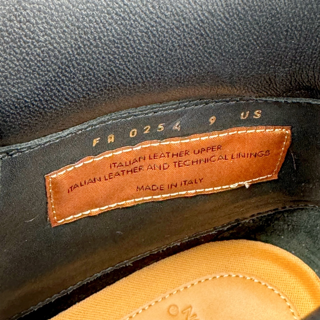 图片[11]-＃GD广顶 Louis Vuitton x Timberland 6 Inch Leather Ankle Boots LV联名添柏岚系列经典复古户外6英寸休闲工装天伯伦大黄靴 东莞代工品质#内标Timberland LOGO带有紫光防伪标识#升级厚实抽屉礼品鞋盒及全套代购包装说明书防尘布袋物件#原楦原纸版数据开发版型#原厂宝元注射机#四线电脑车线并齐#采用进口Monogram 压纹头层磨砂皮料鞋面材质全部内里搭配真皮革材料!!)#原装一致全磨砂皮领口#六边蜂窝抗疲劳减震PU鞋垫#轻便防滑橡胶发泡组合底 LV x Timberland 及踝靴依托路易威登的精湛匠艺于意大利悉心制作，以 Timberland 的工装风范瞩目亮相 Pharrell Williams 打造的2024 秋冬男装秀场。粒面正绒面皮革和隔热内衬塑造 Timberland 经典设计的放大版本Timberland 外底呈现 Monogram 元素。接缝密封结构升级舒适体验和耐磨性能 Monogram 粒面牛皮革鞋领和合作标识标签丰富细节。粒面正绒面牛皮革 隔热 PimaLoft 内衬 接缝密封结构 圆形织物鞋带 橡胶外底 Monogram 粒面牛皮革鞋领 饰钉和搭扣镂刻路易威登标识 标签、鞋舌和内底点缀路易威登巴黎 x Timberland 标识 侧面 Timberland 标识 鞋底凸纹饰有 Monogram 图案 尺码：女35.5 36 37 38 39 39.5/ 男40 41 42 43 44 45 46（皮鞋码 比运动鞋偏大一码！）-选品中心