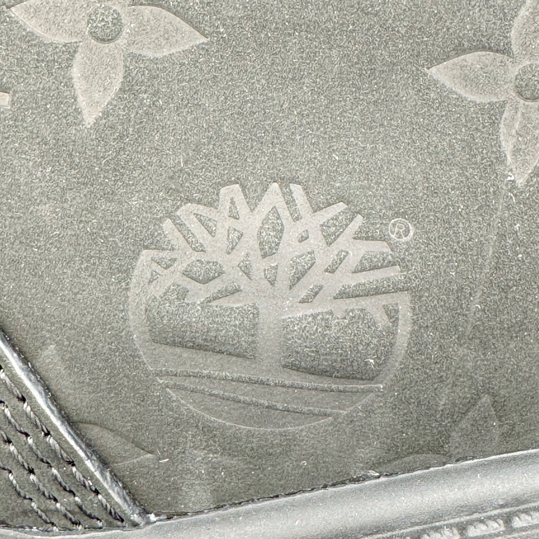 图片[14]-＃GD广顶 Louis Vuitton x Timberland 6 Inch Leather Ankle Boots LV联名添柏岚系列经典复古户外6英寸休闲工装天伯伦大黄靴 东莞代工品质#内标Timberland LOGO带有紫光防伪标识#升级厚实抽屉礼品鞋盒及全套代购包装说明书防尘布袋物件#原楦原纸版数据开发版型#原厂宝元注射机#四线电脑车线并齐#采用进口Monogram 压纹头层磨砂皮料鞋面材质全部内里搭配真皮革材料!!)#原装一致全磨砂皮领口#六边蜂窝抗疲劳减震PU鞋垫#轻便防滑橡胶发泡组合底 LV x Timberland 及踝靴依托路易威登的精湛匠艺于意大利悉心制作，以 Timberland 的工装风范瞩目亮相 Pharrell Williams 打造的2024 秋冬男装秀场。粒面正绒面皮革和隔热内衬塑造 Timberland 经典设计的放大版本Timberland 外底呈现 Monogram 元素。接缝密封结构升级舒适体验和耐磨性能 Monogram 粒面牛皮革鞋领和合作标识标签丰富细节。粒面正绒面牛皮革 隔热 PimaLoft 内衬 接缝密封结构 圆形织物鞋带 橡胶外底 Monogram 粒面牛皮革鞋领 饰钉和搭扣镂刻路易威登标识 标签、鞋舌和内底点缀路易威登巴黎 x Timberland 标识 侧面 Timberland 标识 鞋底凸纹饰有 Monogram 图案 尺码：女35.5 36 37 38 39 39.5/ 男40 41 42 43 44 45 46（皮鞋码 比运动鞋偏大一码！）-选品中心