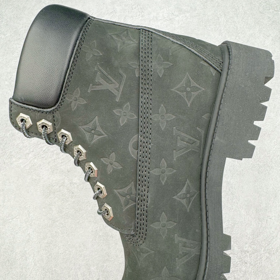 图片[7]-＃GD广顶 Louis Vuitton x Timberland 6 Inch Leather Ankle Boots LV联名添柏岚系列经典复古户外6英寸休闲工装天伯伦大黄靴 东莞代工品质#内标Timberland LOGO带有紫光防伪标识#升级厚实抽屉礼品鞋盒及全套代购包装说明书防尘布袋物件#原楦原纸版数据开发版型#原厂宝元注射机#四线电脑车线并齐#采用进口Monogram 压纹头层磨砂皮料鞋面材质全部内里搭配真皮革材料!!)#原装一致全磨砂皮领口#六边蜂窝抗疲劳减震PU鞋垫#轻便防滑橡胶发泡组合底 LV x Timberland 及踝靴依托路易威登的精湛匠艺于意大利悉心制作，以 Timberland 的工装风范瞩目亮相 Pharrell Williams 打造的2024 秋冬男装秀场。粒面正绒面皮革和隔热内衬塑造 Timberland 经典设计的放大版本Timberland 外底呈现 Monogram 元素。接缝密封结构升级舒适体验和耐磨性能 Monogram 粒面牛皮革鞋领和合作标识标签丰富细节。粒面正绒面牛皮革 隔热 PimaLoft 内衬 接缝密封结构 圆形织物鞋带 橡胶外底 Monogram 粒面牛皮革鞋领 饰钉和搭扣镂刻路易威登标识 标签、鞋舌和内底点缀路易威登巴黎 x Timberland 标识 侧面 Timberland 标识 鞋底凸纹饰有 Monogram 图案 尺码：女35.5 36 37 38 39 39.5/ 男40 41 42 43 44 45 46（皮鞋码 比运动鞋偏大一码！）-选品中心