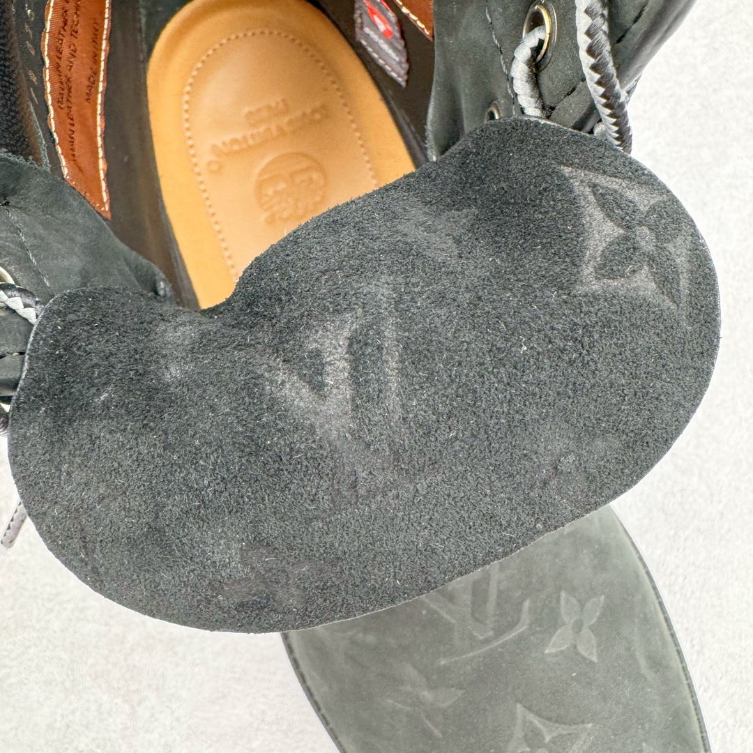 图片[13]-＃GD广顶 Louis Vuitton x Timberland 6 Inch Leather Ankle Boots LV联名添柏岚系列经典复古户外6英寸休闲工装天伯伦大黄靴 东莞代工品质#内标Timberland LOGO带有紫光防伪标识#升级厚实抽屉礼品鞋盒及全套代购包装说明书防尘布袋物件#原楦原纸版数据开发版型#原厂宝元注射机#四线电脑车线并齐#采用进口Monogram 压纹头层磨砂皮料鞋面材质全部内里搭配真皮革材料!!)#原装一致全磨砂皮领口#六边蜂窝抗疲劳减震PU鞋垫#轻便防滑橡胶发泡组合底 LV x Timberland 及踝靴依托路易威登的精湛匠艺于意大利悉心制作，以 Timberland 的工装风范瞩目亮相 Pharrell Williams 打造的2024 秋冬男装秀场。粒面正绒面皮革和隔热内衬塑造 Timberland 经典设计的放大版本Timberland 外底呈现 Monogram 元素。接缝密封结构升级舒适体验和耐磨性能 Monogram 粒面牛皮革鞋领和合作标识标签丰富细节。粒面正绒面牛皮革 隔热 PimaLoft 内衬 接缝密封结构 圆形织物鞋带 橡胶外底 Monogram 粒面牛皮革鞋领 饰钉和搭扣镂刻路易威登标识 标签、鞋舌和内底点缀路易威登巴黎 x Timberland 标识 侧面 Timberland 标识 鞋底凸纹饰有 Monogram 图案 尺码：女35.5 36 37 38 39 39.5/ 男40 41 42 43 44 45 46（皮鞋码 比运动鞋偏大一码！）-选品中心