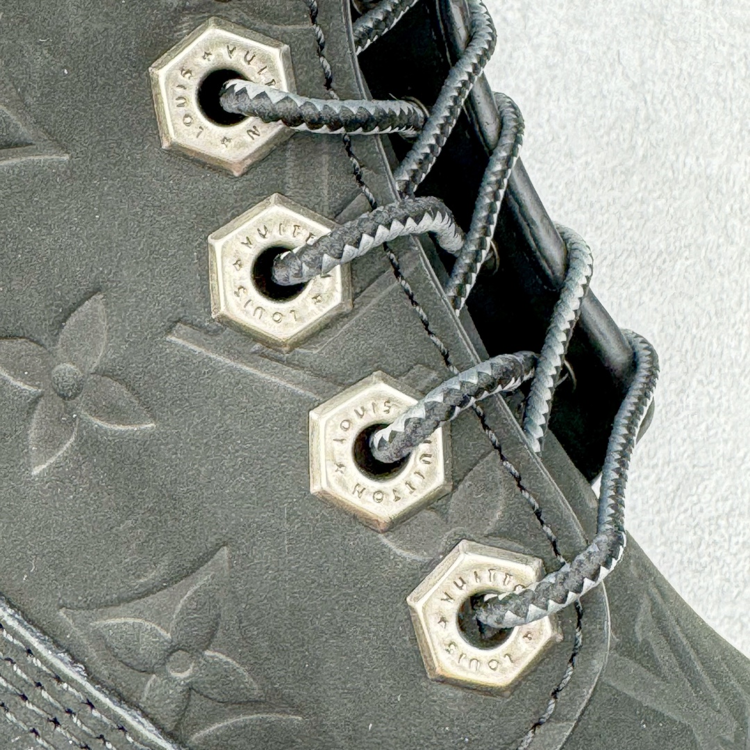 图片[19]-＃GD广顶 Louis Vuitton x Timberland 6 Inch Leather Ankle Boots LV联名添柏岚系列经典复古户外6英寸休闲工装天伯伦大黄靴 东莞代工品质#内标Timberland LOGO带有紫光防伪标识#升级厚实抽屉礼品鞋盒及全套代购包装说明书防尘布袋物件#原楦原纸版数据开发版型#原厂宝元注射机#四线电脑车线并齐#采用进口Monogram 压纹头层磨砂皮料鞋面材质全部内里搭配真皮革材料!!)#原装一致全磨砂皮领口#六边蜂窝抗疲劳减震PU鞋垫#轻便防滑橡胶发泡组合底 LV x Timberland 及踝靴依托路易威登的精湛匠艺于意大利悉心制作，以 Timberland 的工装风范瞩目亮相 Pharrell Williams 打造的2024 秋冬男装秀场。粒面正绒面皮革和隔热内衬塑造 Timberland 经典设计的放大版本Timberland 外底呈现 Monogram 元素。接缝密封结构升级舒适体验和耐磨性能 Monogram 粒面牛皮革鞋领和合作标识标签丰富细节。粒面正绒面牛皮革 隔热 PimaLoft 内衬 接缝密封结构 圆形织物鞋带 橡胶外底 Monogram 粒面牛皮革鞋领 饰钉和搭扣镂刻路易威登标识 标签、鞋舌和内底点缀路易威登巴黎 x Timberland 标识 侧面 Timberland 标识 鞋底凸纹饰有 Monogram 图案 尺码：女35.5 36 37 38 39 39.5/ 男40 41 42 43 44 45 46（皮鞋码 比运动鞋偏大一码！）-选品中心