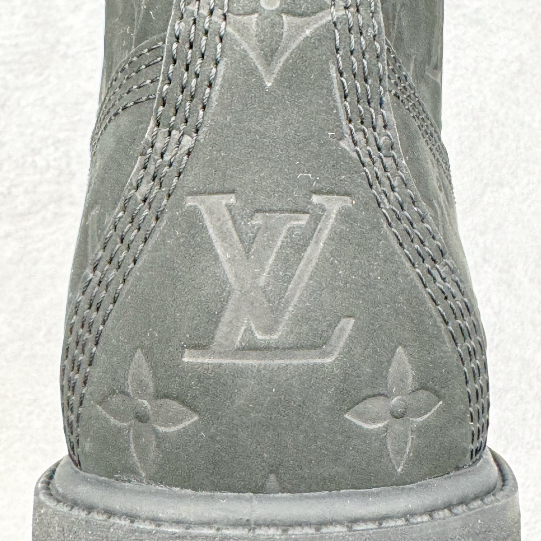 图片[16]-＃GD广顶 Louis Vuitton x Timberland 6 Inch Leather Ankle Boots LV联名添柏岚系列经典复古户外6英寸休闲工装天伯伦大黄靴 东莞代工品质#内标Timberland LOGO带有紫光防伪标识#升级厚实抽屉礼品鞋盒及全套代购包装说明书防尘布袋物件#原楦原纸版数据开发版型#原厂宝元注射机#四线电脑车线并齐#采用进口Monogram 压纹头层磨砂皮料鞋面材质全部内里搭配真皮革材料!!)#原装一致全磨砂皮领口#六边蜂窝抗疲劳减震PU鞋垫#轻便防滑橡胶发泡组合底 LV x Timberland 及踝靴依托路易威登的精湛匠艺于意大利悉心制作，以 Timberland 的工装风范瞩目亮相 Pharrell Williams 打造的2024 秋冬男装秀场。粒面正绒面皮革和隔热内衬塑造 Timberland 经典设计的放大版本Timberland 外底呈现 Monogram 元素。接缝密封结构升级舒适体验和耐磨性能 Monogram 粒面牛皮革鞋领和合作标识标签丰富细节。粒面正绒面牛皮革 隔热 PimaLoft 内衬 接缝密封结构 圆形织物鞋带 橡胶外底 Monogram 粒面牛皮革鞋领 饰钉和搭扣镂刻路易威登标识 标签、鞋舌和内底点缀路易威登巴黎 x Timberland 标识 侧面 Timberland 标识 鞋底凸纹饰有 Monogram 图案 尺码：女35.5 36 37 38 39 39.5/ 男40 41 42 43 44 45 46（皮鞋码 比运动鞋偏大一码！）-选品中心