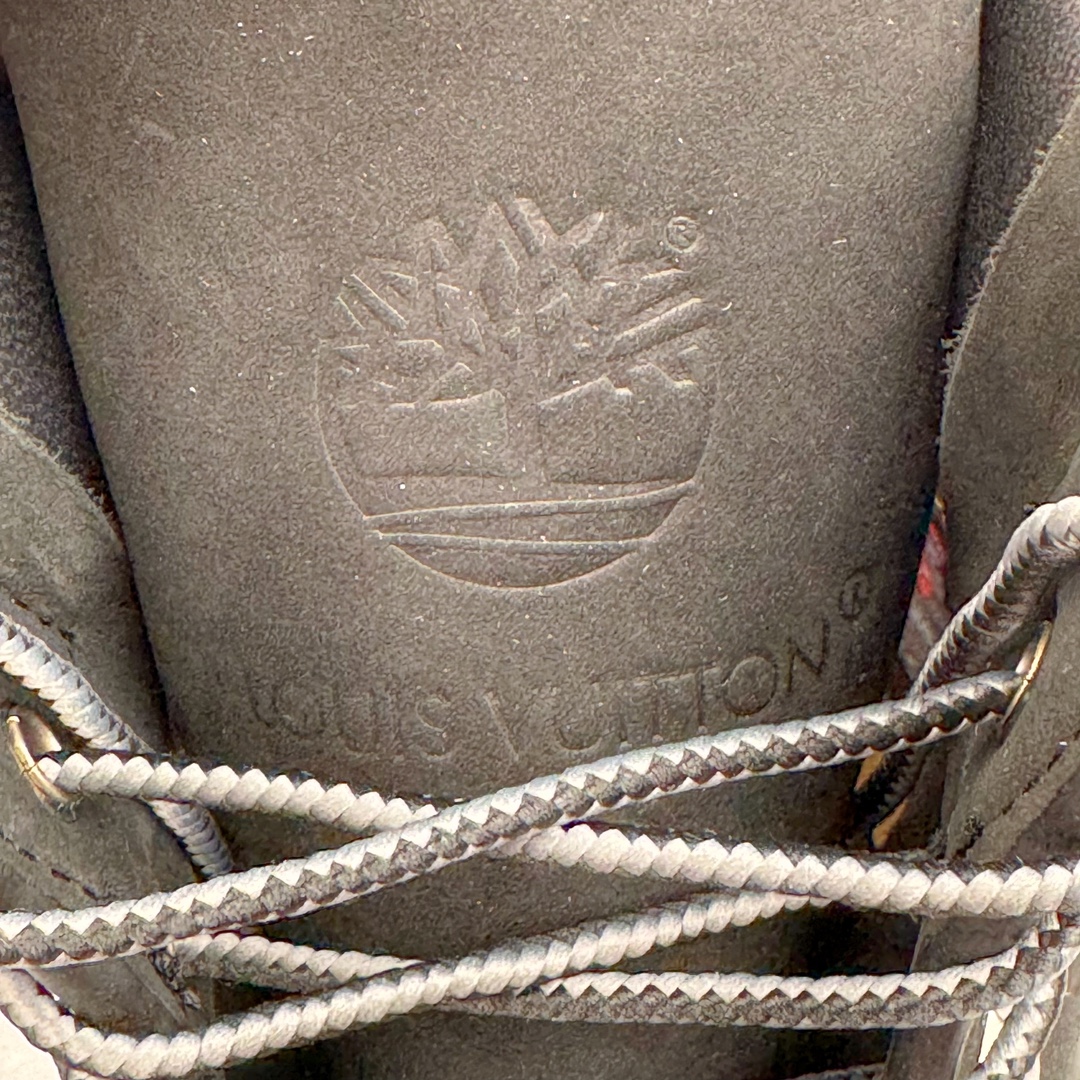 图片[15]-＃GD广顶 Louis Vuitton x Timberland 6 Inch Leather Ankle Boots LV联名添柏岚系列经典复古户外6英寸休闲工装天伯伦大黄靴 东莞代工品质#内标Timberland LOGO带有紫光防伪标识#升级厚实抽屉礼品鞋盒及全套代购包装说明书防尘布袋物件#原楦原纸版数据开发版型#原厂宝元注射机#四线电脑车线并齐#采用进口Monogram 压纹头层磨砂皮料鞋面材质全部内里搭配真皮革材料!!)#原装一致全磨砂皮领口#六边蜂窝抗疲劳减震PU鞋垫#轻便防滑橡胶发泡组合底 LV x Timberland 及踝靴依托路易威登的精湛匠艺于意大利悉心制作，以 Timberland 的工装风范瞩目亮相 Pharrell Williams 打造的2024 秋冬男装秀场。粒面正绒面皮革和隔热内衬塑造 Timberland 经典设计的放大版本Timberland 外底呈现 Monogram 元素。接缝密封结构升级舒适体验和耐磨性能 Monogram 粒面牛皮革鞋领和合作标识标签丰富细节。粒面正绒面牛皮革 隔热 PimaLoft 内衬 接缝密封结构 圆形织物鞋带 橡胶外底 Monogram 粒面牛皮革鞋领 饰钉和搭扣镂刻路易威登标识 标签、鞋舌和内底点缀路易威登巴黎 x Timberland 标识 侧面 Timberland 标识 鞋底凸纹饰有 Monogram 图案 尺码：女35.5 36 37 38 39 39.5/ 男40 41 42 43 44 45 46（皮鞋码 比运动鞋偏大一码！）-选品中心