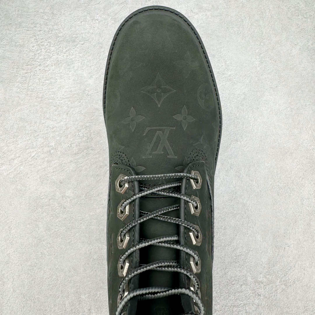 图片[4]-＃GD广顶 Louis Vuitton x Timberland 6 Inch Leather Ankle Boots LV联名添柏岚系列经典复古户外6英寸休闲工装天伯伦大黄靴 东莞代工品质#内标Timberland LOGO带有紫光防伪标识#升级厚实抽屉礼品鞋盒及全套代购包装说明书防尘布袋物件#原楦原纸版数据开发版型#原厂宝元注射机#四线电脑车线并齐#采用进口Monogram 压纹头层磨砂皮料鞋面材质全部内里搭配真皮革材料!!)#原装一致全磨砂皮领口#六边蜂窝抗疲劳减震PU鞋垫#轻便防滑橡胶发泡组合底 LV x Timberland 及踝靴依托路易威登的精湛匠艺于意大利悉心制作，以 Timberland 的工装风范瞩目亮相 Pharrell Williams 打造的2024 秋冬男装秀场。粒面正绒面皮革和隔热内衬塑造 Timberland 经典设计的放大版本Timberland 外底呈现 Monogram 元素。接缝密封结构升级舒适体验和耐磨性能 Monogram 粒面牛皮革鞋领和合作标识标签丰富细节。粒面正绒面牛皮革 隔热 PimaLoft 内衬 接缝密封结构 圆形织物鞋带 橡胶外底 Monogram 粒面牛皮革鞋领 饰钉和搭扣镂刻路易威登标识 标签、鞋舌和内底点缀路易威登巴黎 x Timberland 标识 侧面 Timberland 标识 鞋底凸纹饰有 Monogram 图案 尺码：女35.5 36 37 38 39 39.5/ 男40 41 42 43 44 45 46（皮鞋码 比运动鞋偏大一码！）-选品中心