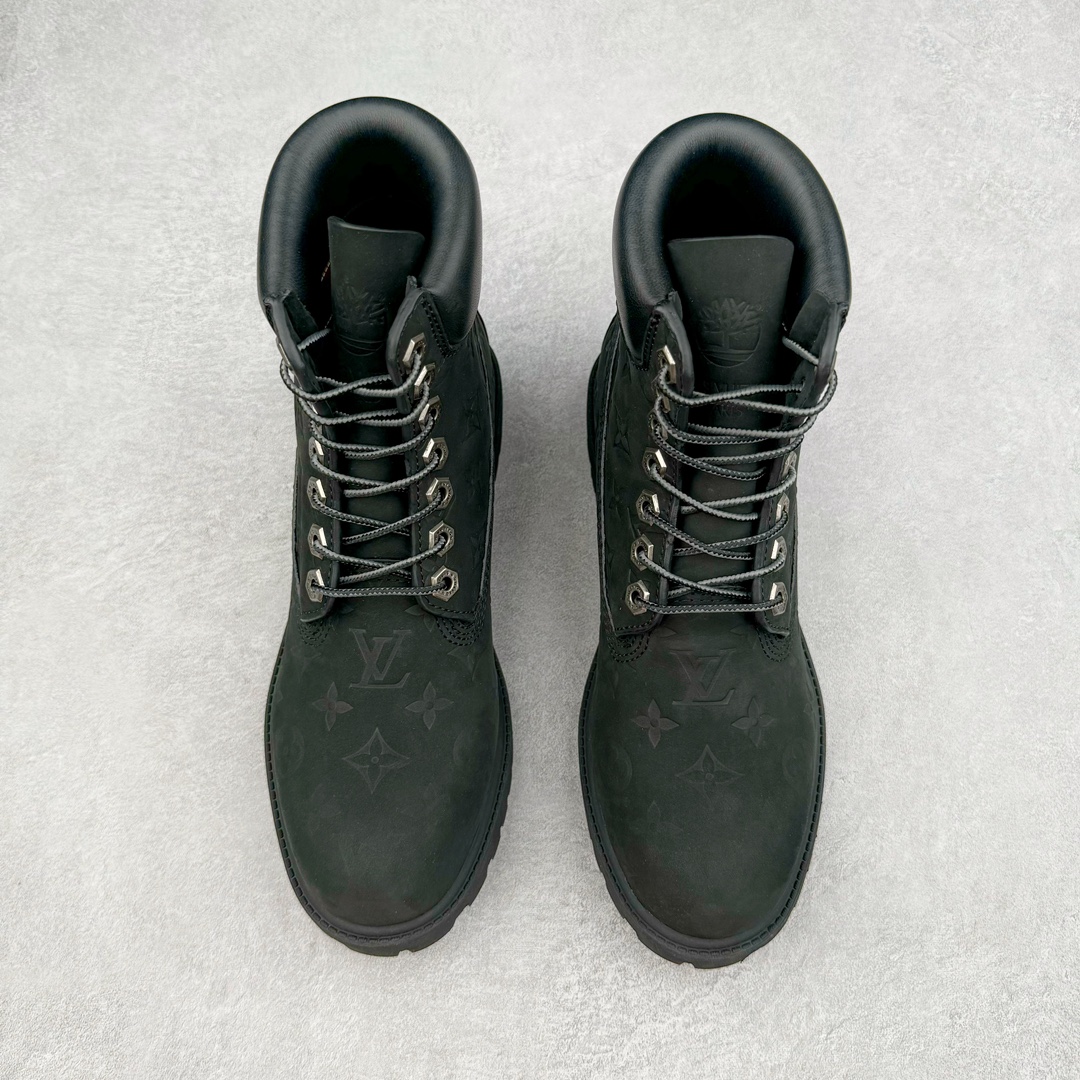图片[2]-＃GD广顶 Louis Vuitton x Timberland 6 Inch Leather Ankle Boots LV联名添柏岚系列经典复古户外6英寸休闲工装天伯伦大黄靴 东莞代工品质#内标Timberland LOGO带有紫光防伪标识#升级厚实抽屉礼品鞋盒及全套代购包装说明书防尘布袋物件#原楦原纸版数据开发版型#原厂宝元注射机#四线电脑车线并齐#采用进口Monogram 压纹头层磨砂皮料鞋面材质全部内里搭配真皮革材料!!)#原装一致全磨砂皮领口#六边蜂窝抗疲劳减震PU鞋垫#轻便防滑橡胶发泡组合底 LV x Timberland 及踝靴依托路易威登的精湛匠艺于意大利悉心制作，以 Timberland 的工装风范瞩目亮相 Pharrell Williams 打造的2024 秋冬男装秀场。粒面正绒面皮革和隔热内衬塑造 Timberland 经典设计的放大版本Timberland 外底呈现 Monogram 元素。接缝密封结构升级舒适体验和耐磨性能 Monogram 粒面牛皮革鞋领和合作标识标签丰富细节。粒面正绒面牛皮革 隔热 PimaLoft 内衬 接缝密封结构 圆形织物鞋带 橡胶外底 Monogram 粒面牛皮革鞋领 饰钉和搭扣镂刻路易威登标识 标签、鞋舌和内底点缀路易威登巴黎 x Timberland 标识 侧面 Timberland 标识 鞋底凸纹饰有 Monogram 图案 尺码：女35.5 36 37 38 39 39.5/ 男40 41 42 43 44 45 46（皮鞋码 比运动鞋偏大一码！）-选品中心