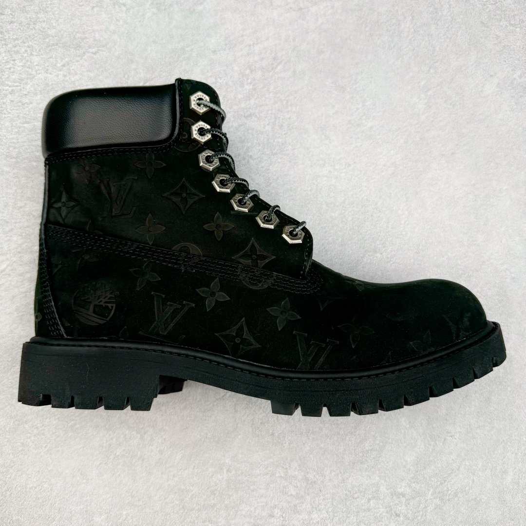 ＃GD广顶 Louis Vuitton x Timberland 6 Inch Leather Ankle Boots LV联名添柏岚系列经典复古户外6英寸休闲工装天伯伦大黄靴 东莞代工品质#内标Timberland LOGO带有紫光防伪标识#升级厚实抽屉礼品鞋盒及全套代购包装说明书防尘布袋物件#原楦原纸版数据开发版型#原厂宝元注射机#四线电脑车线并齐#采用进口Monogram 压纹头层磨砂皮料鞋面材质全部内里搭配真皮革材料!!)#原装一致全磨砂皮领口#六边蜂窝抗疲劳减震PU鞋垫#轻便防滑橡胶发泡组合底 LV x Timberland 及踝靴依托路易威登的精湛匠艺于意大利悉心制作，以 Timberland 的工装风范瞩目亮相 Pharrell Williams 打造的2024 秋冬男装秀场。粒面正绒面皮革和隔热内衬塑造 Timberland 经典设计的放大版本Timberland 外底呈现 Monogram 元素。接缝密封结构升级舒适体验和耐磨性能 Monogram 粒面牛皮革鞋领和合作标识标签丰富细节。粒面正绒面牛皮革 隔热 PimaLoft 内衬 接缝密封结构 圆形织物鞋带 橡胶外底 Monogram 粒面牛皮革鞋领 饰钉和搭扣镂刻路易威登标识 标签、鞋舌和内底点缀路易威登巴黎 x Timberland 标识 侧面 Timberland 标识 鞋底凸纹饰有 Monogram 图案 尺码：女35.5 36 37 38 39 39.5/ 男40 41 42 43 44 45 46（皮鞋码 比运动鞋偏大一码！）-选品中心