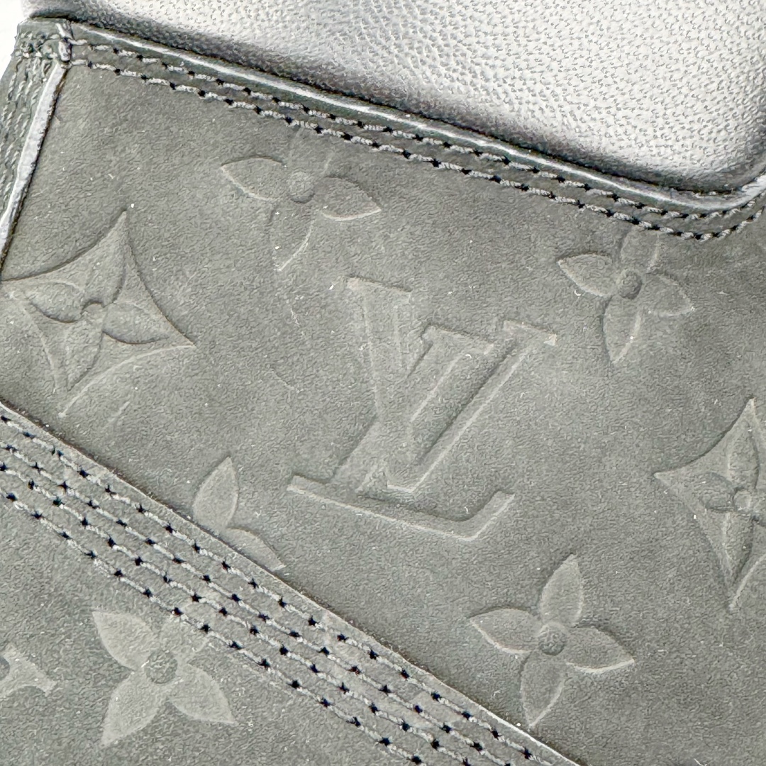 图片[22]-＃GD广顶 Louis Vuitton x Timberland 6 Inch Leather Ankle Boots LV联名添柏岚系列经典复古户外6英寸休闲工装天伯伦大黄靴 东莞代工品质#内标Timberland LOGO带有紫光防伪标识#升级厚实抽屉礼品鞋盒及全套代购包装说明书防尘布袋物件#原楦原纸版数据开发版型#原厂宝元注射机#四线电脑车线并齐#采用进口Monogram 压纹头层磨砂皮料鞋面材质全部内里搭配真皮革材料!!)#原装一致全磨砂皮领口#六边蜂窝抗疲劳减震PU鞋垫#轻便防滑橡胶发泡组合底 LV x Timberland 及踝靴依托路易威登的精湛匠艺于意大利悉心制作，以 Timberland 的工装风范瞩目亮相 Pharrell Williams 打造的2024 秋冬男装秀场。粒面正绒面皮革和隔热内衬塑造 Timberland 经典设计的放大版本Timberland 外底呈现 Monogram 元素。接缝密封结构升级舒适体验和耐磨性能 Monogram 粒面牛皮革鞋领和合作标识标签丰富细节。粒面正绒面牛皮革 隔热 PimaLoft 内衬 接缝密封结构 圆形织物鞋带 橡胶外底 Monogram 粒面牛皮革鞋领 饰钉和搭扣镂刻路易威登标识 标签、鞋舌和内底点缀路易威登巴黎 x Timberland 标识 侧面 Timberland 标识 鞋底凸纹饰有 Monogram 图案 尺码：女35.5 36 37 38 39 39.5/ 男40 41 42 43 44 45 46（皮鞋码 比运动鞋偏大一码！）-选品中心