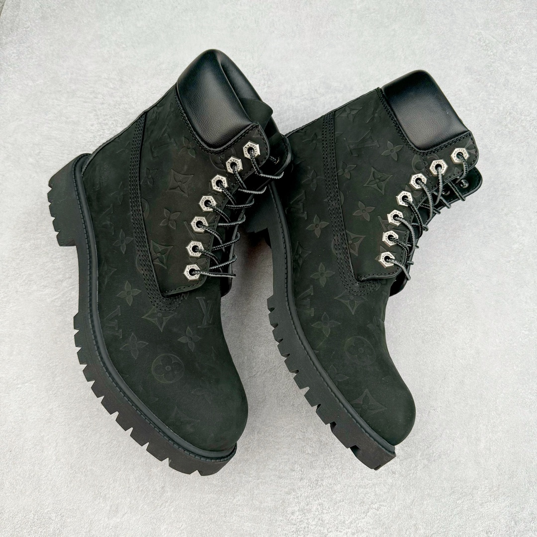 图片[3]-＃GD广顶 Louis Vuitton x Timberland 6 Inch Leather Ankle Boots LV联名添柏岚系列经典复古户外6英寸休闲工装天伯伦大黄靴 东莞代工品质#内标Timberland LOGO带有紫光防伪标识#升级厚实抽屉礼品鞋盒及全套代购包装说明书防尘布袋物件#原楦原纸版数据开发版型#原厂宝元注射机#四线电脑车线并齐#采用进口Monogram 压纹头层磨砂皮料鞋面材质全部内里搭配真皮革材料!!)#原装一致全磨砂皮领口#六边蜂窝抗疲劳减震PU鞋垫#轻便防滑橡胶发泡组合底 LV x Timberland 及踝靴依托路易威登的精湛匠艺于意大利悉心制作，以 Timberland 的工装风范瞩目亮相 Pharrell Williams 打造的2024 秋冬男装秀场。粒面正绒面皮革和隔热内衬塑造 Timberland 经典设计的放大版本Timberland 外底呈现 Monogram 元素。接缝密封结构升级舒适体验和耐磨性能 Monogram 粒面牛皮革鞋领和合作标识标签丰富细节。粒面正绒面牛皮革 隔热 PimaLoft 内衬 接缝密封结构 圆形织物鞋带 橡胶外底 Monogram 粒面牛皮革鞋领 饰钉和搭扣镂刻路易威登标识 标签、鞋舌和内底点缀路易威登巴黎 x Timberland 标识 侧面 Timberland 标识 鞋底凸纹饰有 Monogram 图案 尺码：女35.5 36 37 38 39 39.5/ 男40 41 42 43 44 45 46（皮鞋码 比运动鞋偏大一码！）-选品中心