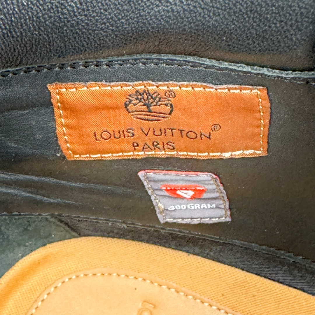 图片[12]-＃GD广顶 Louis Vuitton x Timberland 6 Inch Leather Ankle Boots LV联名添柏岚系列经典复古户外6英寸休闲工装天伯伦大黄靴 东莞代工品质#内标Timberland LOGO带有紫光防伪标识#升级厚实抽屉礼品鞋盒及全套代购包装说明书防尘布袋物件#原楦原纸版数据开发版型#原厂宝元注射机#四线电脑车线并齐#采用进口Monogram 压纹头层磨砂皮料鞋面材质全部内里搭配真皮革材料!!)#原装一致全磨砂皮领口#六边蜂窝抗疲劳减震PU鞋垫#轻便防滑橡胶发泡组合底 LV x Timberland 及踝靴依托路易威登的精湛匠艺于意大利悉心制作，以 Timberland 的工装风范瞩目亮相 Pharrell Williams 打造的2024 秋冬男装秀场。粒面正绒面皮革和隔热内衬塑造 Timberland 经典设计的放大版本Timberland 外底呈现 Monogram 元素。接缝密封结构升级舒适体验和耐磨性能 Monogram 粒面牛皮革鞋领和合作标识标签丰富细节。粒面正绒面牛皮革 隔热 PimaLoft 内衬 接缝密封结构 圆形织物鞋带 橡胶外底 Monogram 粒面牛皮革鞋领 饰钉和搭扣镂刻路易威登标识 标签、鞋舌和内底点缀路易威登巴黎 x Timberland 标识 侧面 Timberland 标识 鞋底凸纹饰有 Monogram 图案 尺码：女35.5 36 37 38 39 39.5/ 男40 41 42 43 44 45 46（皮鞋码 比运动鞋偏大一码！）-选品中心
