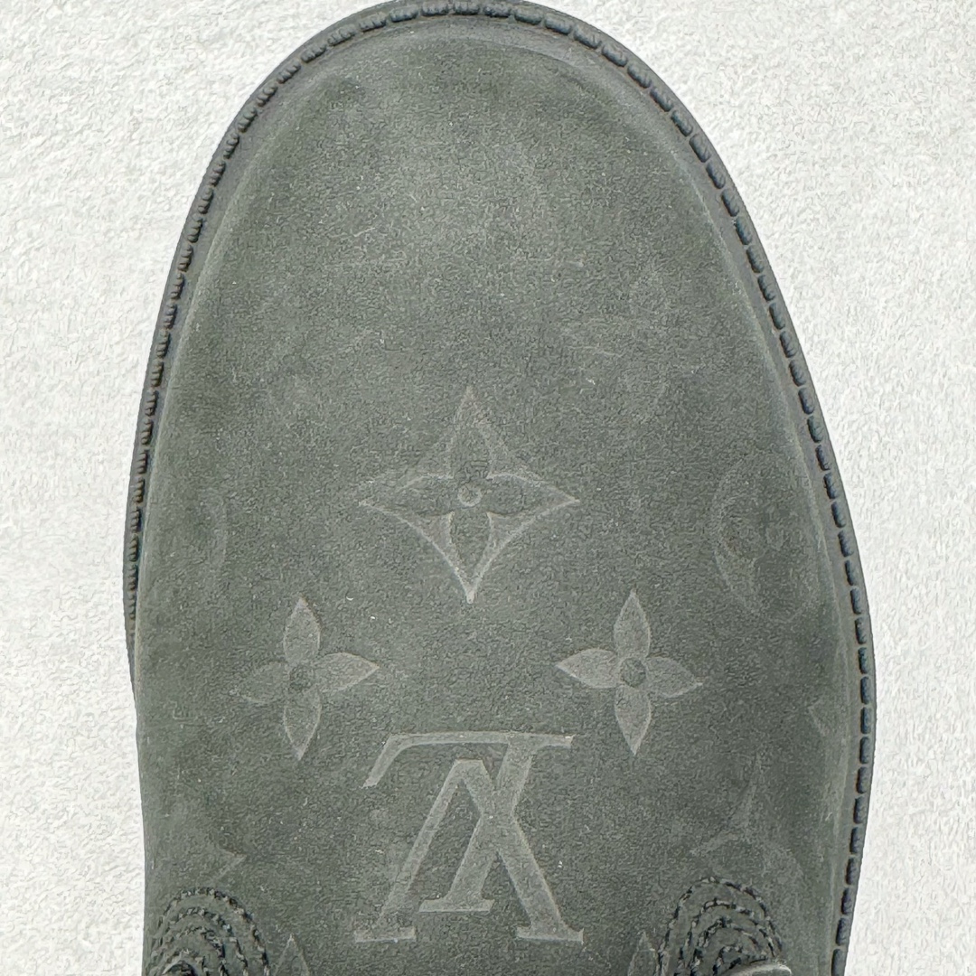 图片[23]-＃GD广顶 Louis Vuitton x Timberland 6 Inch Leather Ankle Boots LV联名添柏岚系列经典复古户外6英寸休闲工装天伯伦大黄靴 东莞代工品质#内标Timberland LOGO带有紫光防伪标识#升级厚实抽屉礼品鞋盒及全套代购包装说明书防尘布袋物件#原楦原纸版数据开发版型#原厂宝元注射机#四线电脑车线并齐#采用进口Monogram 压纹头层磨砂皮料鞋面材质全部内里搭配真皮革材料!!)#原装一致全磨砂皮领口#六边蜂窝抗疲劳减震PU鞋垫#轻便防滑橡胶发泡组合底 LV x Timberland 及踝靴依托路易威登的精湛匠艺于意大利悉心制作，以 Timberland 的工装风范瞩目亮相 Pharrell Williams 打造的2024 秋冬男装秀场。粒面正绒面皮革和隔热内衬塑造 Timberland 经典设计的放大版本Timberland 外底呈现 Monogram 元素。接缝密封结构升级舒适体验和耐磨性能 Monogram 粒面牛皮革鞋领和合作标识标签丰富细节。粒面正绒面牛皮革 隔热 PimaLoft 内衬 接缝密封结构 圆形织物鞋带 橡胶外底 Monogram 粒面牛皮革鞋领 饰钉和搭扣镂刻路易威登标识 标签、鞋舌和内底点缀路易威登巴黎 x Timberland 标识 侧面 Timberland 标识 鞋底凸纹饰有 Monogram 图案 尺码：女35.5 36 37 38 39 39.5/ 男40 41 42 43 44 45 46（皮鞋码 比运动鞋偏大一码！）-选品中心