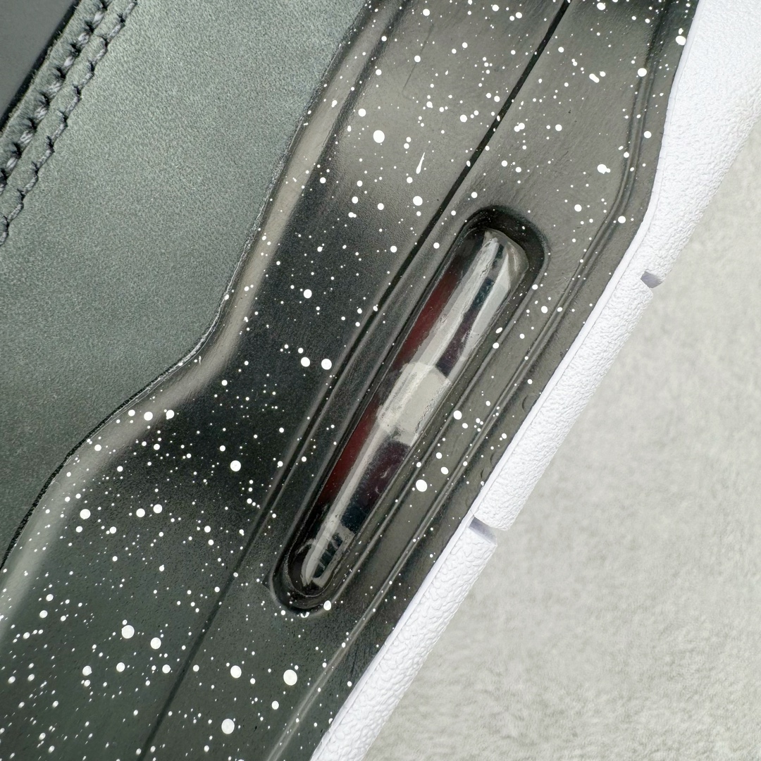 图片[13]-＃Y3纯原 Air Jordan AJ4 Retro \\\” Fear \\\” 黑白恐惧 复刻2024版 FQ8138-002 市售天花板产物 耗时半年巨作 全套原纸板楦头开发 原厂特供皮料加持 确保原汁原味 完美呈现四代版型 一比一鞋头弧度高度鞋身弧度 数据细节工艺流程均保持原鞋一致 原厂TPU网格鞋带扣 正确内里网布 菱角分明不变形无多余毛边 柔软性质感一致于原鞋 市场唯一原厂鞋扣模具 背面可见隐藏注塑口 原厂织唛标 原厂飞人电绣工艺 尾指中部跳三针 独家绑鞋带手法 印刷中底布 四线拉帮 米色美纹纸贴合固定 进口港宝加持 后跟自然饱满 全鞋荧光划线卡点 追求极致完美 每一双都是工艺品 多重QC质检 超越公司货的品控标准 实实在在的免检产品 尺码：40.5 41 42 42.5 43 44 44.5 45 46 47.5 48.5-选品中心