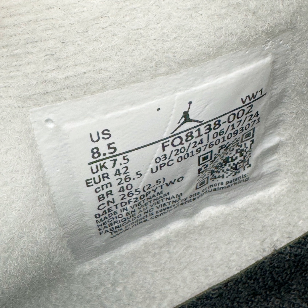 图片[11]-＃Y3纯原 Air Jordan AJ4 Retro \\\” Fear \\\” 黑白恐惧 复刻2024版 FQ8138-002 市售天花板产物 耗时半年巨作 全套原纸板楦头开发 原厂特供皮料加持 确保原汁原味 完美呈现四代版型 一比一鞋头弧度高度鞋身弧度 数据细节工艺流程均保持原鞋一致 原厂TPU网格鞋带扣 正确内里网布 菱角分明不变形无多余毛边 柔软性质感一致于原鞋 市场唯一原厂鞋扣模具 背面可见隐藏注塑口 原厂织唛标 原厂飞人电绣工艺 尾指中部跳三针 独家绑鞋带手法 印刷中底布 四线拉帮 米色美纹纸贴合固定 进口港宝加持 后跟自然饱满 全鞋荧光划线卡点 追求极致完美 每一双都是工艺品 多重QC质检 超越公司货的品控标准 实实在在的免检产品 尺码：40.5 41 42 42.5 43 44 44.5 45 46 47.5 48.5-选品中心