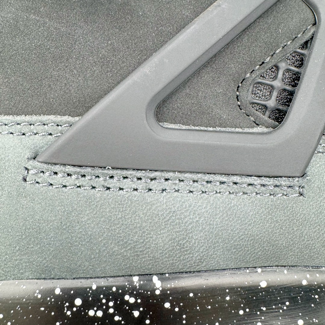 图片[18]-＃Y3纯原 Air Jordan AJ4 Retro \\\” Fear \\\” 黑白恐惧 复刻2024版 FQ8138-002 市售天花板产物 耗时半年巨作 全套原纸板楦头开发 原厂特供皮料加持 确保原汁原味 完美呈现四代版型 一比一鞋头弧度高度鞋身弧度 数据细节工艺流程均保持原鞋一致 原厂TPU网格鞋带扣 正确内里网布 菱角分明不变形无多余毛边 柔软性质感一致于原鞋 市场唯一原厂鞋扣模具 背面可见隐藏注塑口 原厂织唛标 原厂飞人电绣工艺 尾指中部跳三针 独家绑鞋带手法 印刷中底布 四线拉帮 米色美纹纸贴合固定 进口港宝加持 后跟自然饱满 全鞋荧光划线卡点 追求极致完美 每一双都是工艺品 多重QC质检 超越公司货的品控标准 实实在在的免检产品 尺码：40.5 41 42 42.5 43 44 44.5 45 46 47.5 48.5-选品中心