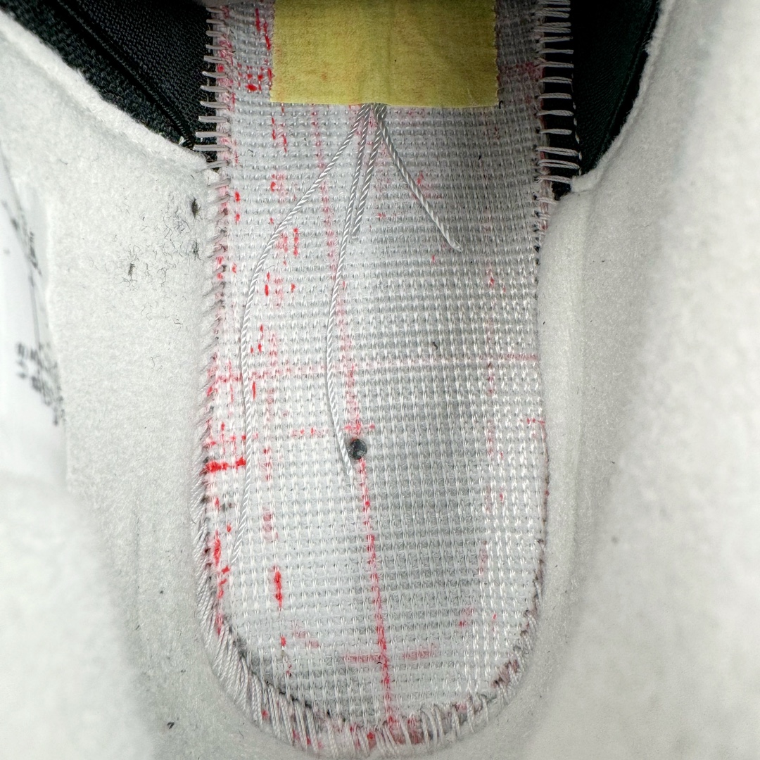 图片[10]-＃Y3纯原 Air Jordan AJ4 Retro \\\” Fear \\\” 黑白恐惧 复刻2024版 FQ8138-002 市售天花板产物 耗时半年巨作 全套原纸板楦头开发 原厂特供皮料加持 确保原汁原味 完美呈现四代版型 一比一鞋头弧度高度鞋身弧度 数据细节工艺流程均保持原鞋一致 原厂TPU网格鞋带扣 正确内里网布 菱角分明不变形无多余毛边 柔软性质感一致于原鞋 市场唯一原厂鞋扣模具 背面可见隐藏注塑口 原厂织唛标 原厂飞人电绣工艺 尾指中部跳三针 独家绑鞋带手法 印刷中底布 四线拉帮 米色美纹纸贴合固定 进口港宝加持 后跟自然饱满 全鞋荧光划线卡点 追求极致完美 每一双都是工艺品 多重QC质检 超越公司货的品控标准 实实在在的免检产品 尺码：40.5 41 42 42.5 43 44 44.5 45 46 47.5 48.5-选品中心