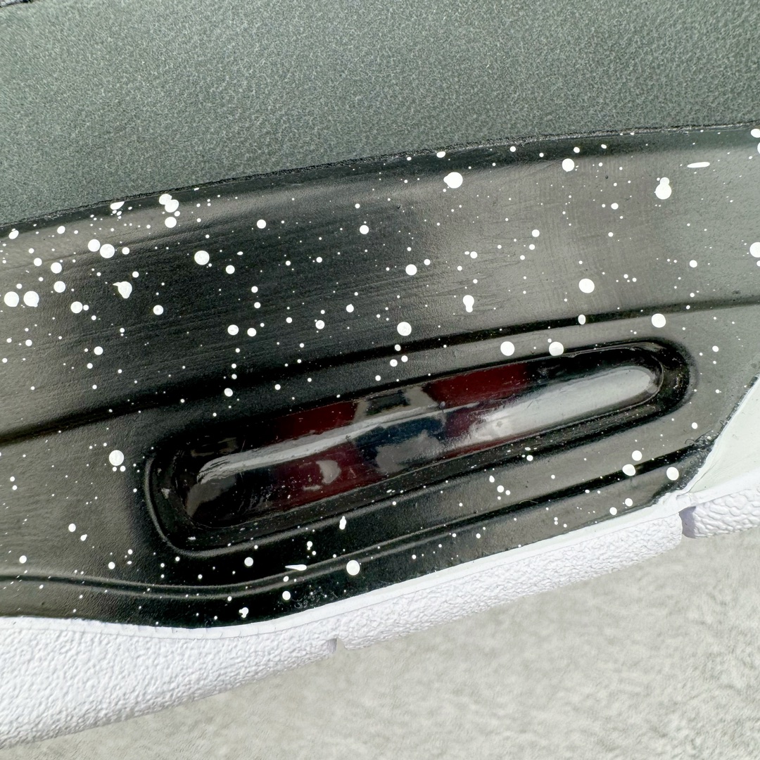 图片[19]-＃Y3纯原 Air Jordan AJ4 Retro \\\” Fear \\\” 黑白恐惧 复刻2024版 FQ8138-002 市售天花板产物 耗时半年巨作 全套原纸板楦头开发 原厂特供皮料加持 确保原汁原味 完美呈现四代版型 一比一鞋头弧度高度鞋身弧度 数据细节工艺流程均保持原鞋一致 原厂TPU网格鞋带扣 正确内里网布 菱角分明不变形无多余毛边 柔软性质感一致于原鞋 市场唯一原厂鞋扣模具 背面可见隐藏注塑口 原厂织唛标 原厂飞人电绣工艺 尾指中部跳三针 独家绑鞋带手法 印刷中底布 四线拉帮 米色美纹纸贴合固定 进口港宝加持 后跟自然饱满 全鞋荧光划线卡点 追求极致完美 每一双都是工艺品 多重QC质检 超越公司货的品控标准 实实在在的免检产品 尺码：40.5 41 42 42.5 43 44 44.5 45 46 47.5 48.5-选品中心