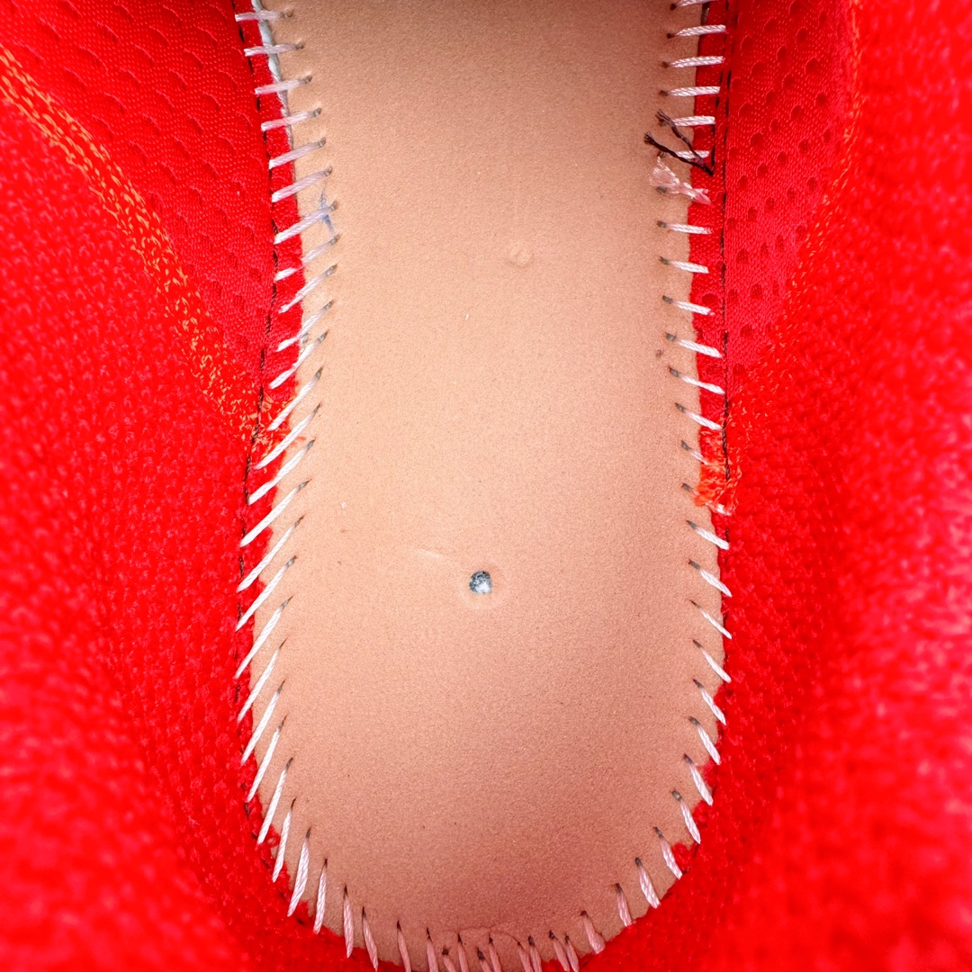 图片[9]-＃VG零售版 BALENCIAGA 3XL Sneakers 巴黎世家十代网布系带低帮走秀复古老爹鞋 全套原纸板楦头开发 最原汁原味的灵魂版型 全鞋荧光划线卡点 胶水把控整洁度追求极致完美 每一双都是工艺品 多重QC质检 超越公司货的品控标准 实实在在的免检产品 原盒原配 正确字体电绣 粗细、位置、大小正确 侧边TPU 透气孔匹配意产原版 正确分离大底 TPU软底 原版一致大底LOGO 立体感十足 原厂皮料水洗做旧 采购原厂网纱 不含皮革 网布材料和聚氨酯 磨损效果 鞋头边缘和后帮 Balenciaga 徽标 鞋面和后跟凸印尺码 鞋舌 3XL 橡胶品牌标识和反光细节 鞋帮拉袢和鞋舌拉祥 配反光细节 备用鞋带在鞋履前侧 可在穿着前取下 便于不同造型搭配 正常尺码 尺码：35 36 37 38 39 40 41 42 43 44 45 46-选品中心