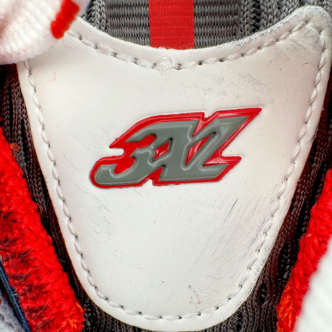 图片[11]-＃VG零售版 BALENCIAGA 3XL Sneakers 巴黎世家十代网布系带低帮走秀复古老爹鞋 全套原纸板楦头开发 最原汁原味的灵魂版型 全鞋荧光划线卡点 胶水把控整洁度追求极致完美 每一双都是工艺品 多重QC质检 超越公司货的品控标准 实实在在的免检产品 原盒原配 正确字体电绣 粗细、位置、大小正确 侧边TPU 透气孔匹配意产原版 正确分离大底 TPU软底 原版一致大底LOGO 立体感十足 原厂皮料水洗做旧 采购原厂网纱 不含皮革 网布材料和聚氨酯 磨损效果 鞋头边缘和后帮 Balenciaga 徽标 鞋面和后跟凸印尺码 鞋舌 3XL 橡胶品牌标识和反光细节 鞋帮拉袢和鞋舌拉祥 配反光细节 备用鞋带在鞋履前侧 可在穿着前取下 便于不同造型搭配 正常尺码 尺码：35 36 37 38 39 40 41 42 43 44 45 46-选品中心