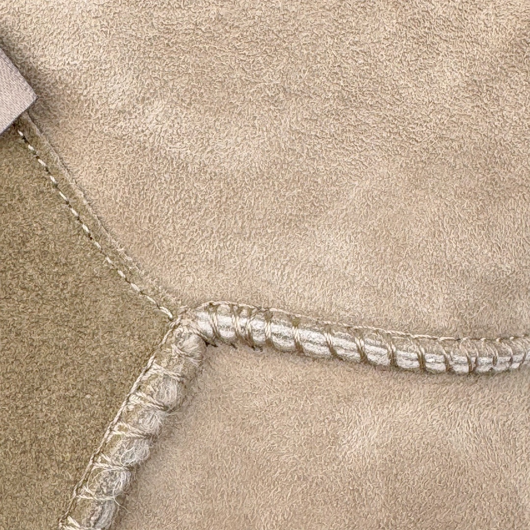 图片[13]-＃SP原厂 UGG 6501 单丝带蝴蝶结秋冬羊皮毛一体雪地靴 全鞋采用ZP同厂 隆丰A级澳洲进口羊皮毛一体 品牌代工厂生产线 完全遵循ZP工艺流程 代工厂原厂版师 秉承无原鞋不开发选择 注重每一处细节 市面最正版型 TREADLITE\\\”轻翼\\\”科技外底 轻便/耐用/柔韧/桩型【售后郑重承诺】一个月内若出现重大脱胶/断底等质量问题 直接为您换新！尺码：35 36 37 38 39 40-选品中心