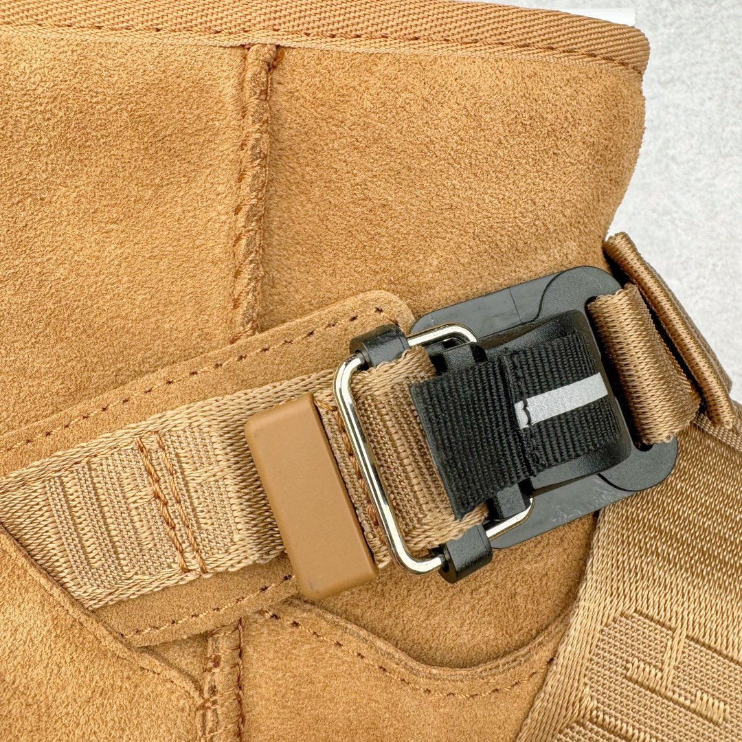 图片[12]-＃SP原厂 UGG 5013 卡扣男款秋冬羊皮毛一体雪地靴 全鞋采用ZP同厂 隆丰A级澳洲进口羊皮毛一体 品牌代工厂生产线 完全遵循ZP工艺流程 代工厂原厂版师 秉承无原鞋不开发选择 注重每一处细节 市面最正版型 TREADLITE\\\”轻翼\\\”科技外底 轻便/耐用/柔韧/桩型【售后郑重承诺】一个月内若出现重大脱胶/断底等质量问题 直接为您换新！尺码：40 41 42 43 44-选品中心