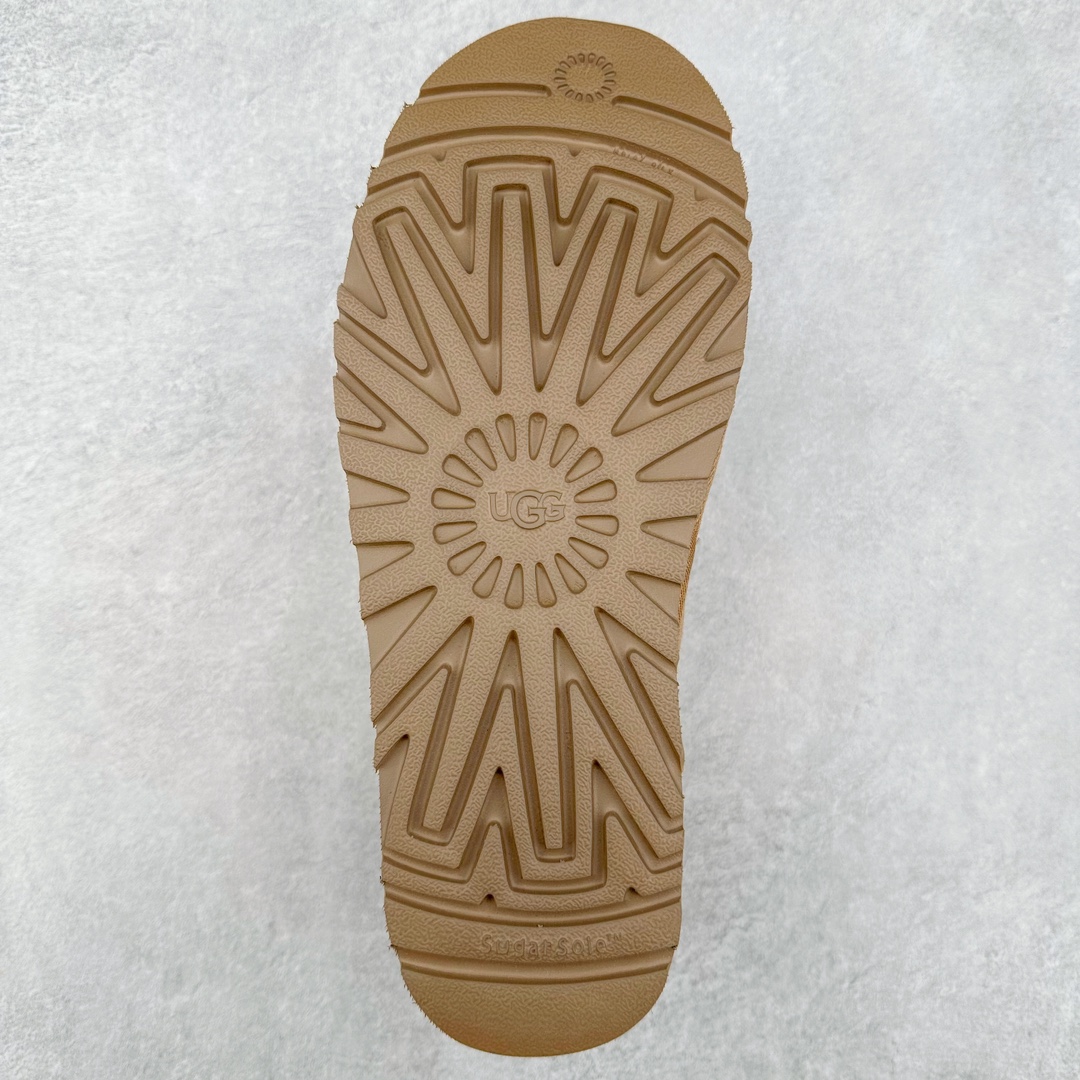 图片[9]-＃纯原 UGG 4526 秋冬羊皮毛一体雪地靴 全鞋采用ZP同厂 隆丰A级澳洲进口羊皮毛一体 品牌代工厂生产线 完全遵循ZP工艺流程 代工厂原厂版师 秉承无原鞋不开发选择 注重每一处细节 市面最正版型 TREADLITE\\\”轻翼\\\”科技外底 轻便/耐用/柔韧/桩型【售后郑重承诺】一个月内若出现重大脱胶/断底等质量问题 直接为您换新！尺码：40 41 42 43 44-选品中心