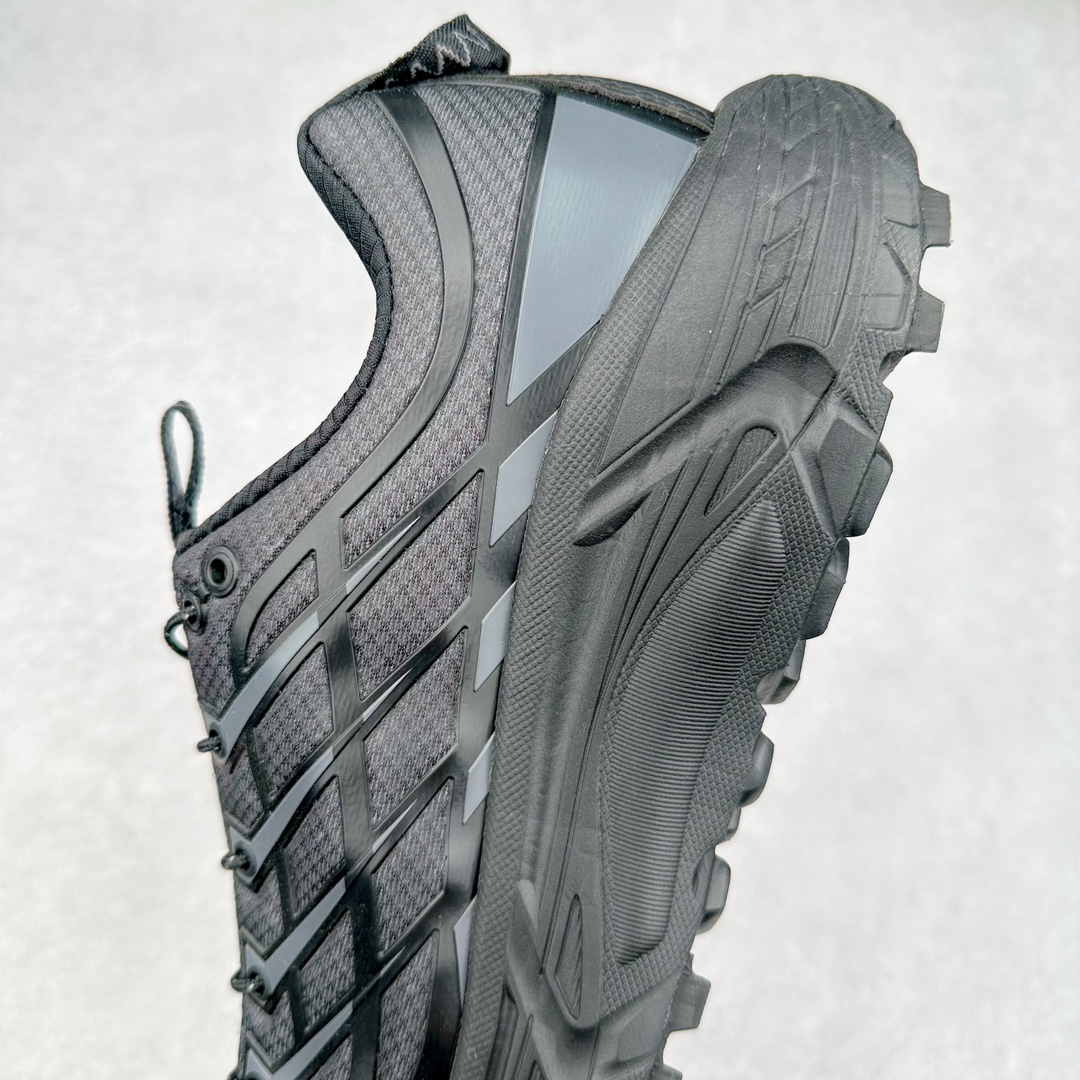 图片[7]-HOKA ONE ONE Mafate Speed 3 Low 玛法特3代系列低帮轻量户外越野休闲运动慢跑鞋 HOKA ONE ONE 最近推出了一个胶囊系列 Origin Story 这个系列里的 Mafate Speed 2 可以说让我日思夜想有一阵子了 最近终于拔草 让我来分享一下这双也是上脚赞到爆的越野跑鞋吧 以阿尔卑斯山脉作为主题将亮黄色与蓝色调覆盖在这经典轮廓之上 配色的呈现效果相当亮眼 以至于很多人买这个配色是用来日常搭配的 鞋面采用超轻的无缝架构 轻薄的TPU贴在透气的鞋面材料上 减轻重量同时也保证了支撑性 鞋底则采用滚动平衡技术 引导跑者回归自然步态 祖传的神奇EVA材质中底依旧是一如既往地表现优秀 能提供充足的缓震 作为HOKA家的越野跑鞋 VIBRAM 橡胶大底也是必不可少的 即便在复杂湿滑的地形 依旧能有良好的抓地力及稳定性 鞋带采用了弹性不易松脱的扁宽弹性鞋带 前掌与中掌部分也进行了加宽 也更加适合亚洲人的脚型 是一款十分全面且足够强悍的户外硬核越野鞋 而这双极其亮眼的越野跑鞋恰好又是在江山一百中参赛的UTMB冠军 Ludovic POMMERET 夺冠时穿着的战靴 这就让它变得更加有吸引力了 用来日常搭配的话短裤是基本不挑 长裤我个人推荐阔腿裤 工装裤以及各种长筒牛仔裤都可以 尺码：36 36.5 37.5 38 38.5 39 40 40.5 41 42 42.5 43 44 44.5 45-选品中心