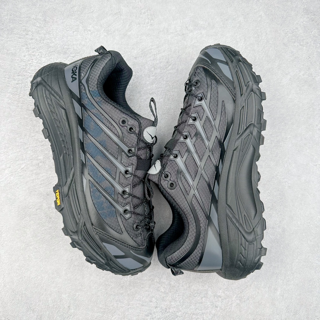 图片[3]-HOKA ONE ONE Mafate Speed 3 Low 玛法特3代系列低帮轻量户外越野休闲运动慢跑鞋 HOKA ONE ONE 最近推出了一个胶囊系列 Origin Story 这个系列里的 Mafate Speed 2 可以说让我日思夜想有一阵子了 最近终于拔草 让我来分享一下这双也是上脚赞到爆的越野跑鞋吧 以阿尔卑斯山脉作为主题将亮黄色与蓝色调覆盖在这经典轮廓之上 配色的呈现效果相当亮眼 以至于很多人买这个配色是用来日常搭配的 鞋面采用超轻的无缝架构 轻薄的TPU贴在透气的鞋面材料上 减轻重量同时也保证了支撑性 鞋底则采用滚动平衡技术 引导跑者回归自然步态 祖传的神奇EVA材质中底依旧是一如既往地表现优秀 能提供充足的缓震 作为HOKA家的越野跑鞋 VIBRAM 橡胶大底也是必不可少的 即便在复杂湿滑的地形 依旧能有良好的抓地力及稳定性 鞋带采用了弹性不易松脱的扁宽弹性鞋带 前掌与中掌部分也进行了加宽 也更加适合亚洲人的脚型 是一款十分全面且足够强悍的户外硬核越野鞋 而这双极其亮眼的越野跑鞋恰好又是在江山一百中参赛的UTMB冠军 Ludovic POMMERET 夺冠时穿着的战靴 这就让它变得更加有吸引力了 用来日常搭配的话短裤是基本不挑 长裤我个人推荐阔腿裤 工装裤以及各种长筒牛仔裤都可以 尺码：36 36.5 37.5 38 38.5 39 40 40.5 41 42 42.5 43 44 44.5 45-选品中心