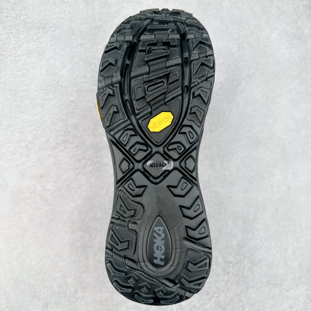 图片[9]-HOKA ONE ONE Mafate Speed 3 Low 玛法特3代系列低帮轻量户外越野休闲运动慢跑鞋 HOKA ONE ONE 最近推出了一个胶囊系列 Origin Story 这个系列里的 Mafate Speed 2 可以说让我日思夜想有一阵子了 最近终于拔草 让我来分享一下这双也是上脚赞到爆的越野跑鞋吧 以阿尔卑斯山脉作为主题将亮黄色与蓝色调覆盖在这经典轮廓之上 配色的呈现效果相当亮眼 以至于很多人买这个配色是用来日常搭配的 鞋面采用超轻的无缝架构 轻薄的TPU贴在透气的鞋面材料上 减轻重量同时也保证了支撑性 鞋底则采用滚动平衡技术 引导跑者回归自然步态 祖传的神奇EVA材质中底依旧是一如既往地表现优秀 能提供充足的缓震 作为HOKA家的越野跑鞋 VIBRAM 橡胶大底也是必不可少的 即便在复杂湿滑的地形 依旧能有良好的抓地力及稳定性 鞋带采用了弹性不易松脱的扁宽弹性鞋带 前掌与中掌部分也进行了加宽 也更加适合亚洲人的脚型 是一款十分全面且足够强悍的户外硬核越野鞋 而这双极其亮眼的越野跑鞋恰好又是在江山一百中参赛的UTMB冠军 Ludovic POMMERET 夺冠时穿着的战靴 这就让它变得更加有吸引力了 用来日常搭配的话短裤是基本不挑 长裤我个人推荐阔腿裤 工装裤以及各种长筒牛仔裤都可以 尺码：36 36.5 37.5 38 38.5 39 40 40.5 41 42 42.5 43 44 44.5 45-选品中心