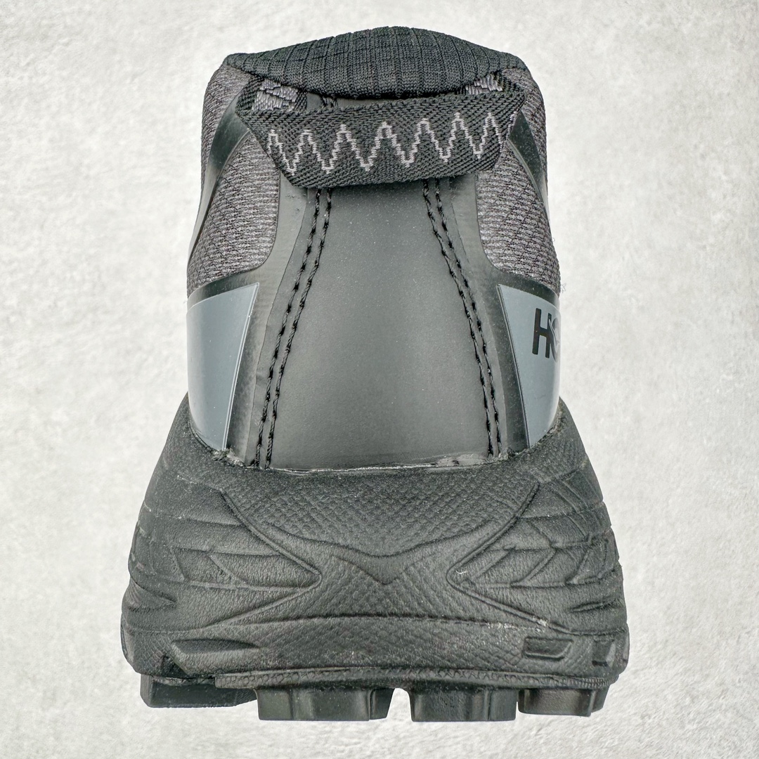 图片[8]-HOKA ONE ONE Mafate Speed 3 Low 玛法特3代系列低帮轻量户外越野休闲运动慢跑鞋 HOKA ONE ONE 最近推出了一个胶囊系列 Origin Story 这个系列里的 Mafate Speed 2 可以说让我日思夜想有一阵子了 最近终于拔草 让我来分享一下这双也是上脚赞到爆的越野跑鞋吧 以阿尔卑斯山脉作为主题将亮黄色与蓝色调覆盖在这经典轮廓之上 配色的呈现效果相当亮眼 以至于很多人买这个配色是用来日常搭配的 鞋面采用超轻的无缝架构 轻薄的TPU贴在透气的鞋面材料上 减轻重量同时也保证了支撑性 鞋底则采用滚动平衡技术 引导跑者回归自然步态 祖传的神奇EVA材质中底依旧是一如既往地表现优秀 能提供充足的缓震 作为HOKA家的越野跑鞋 VIBRAM 橡胶大底也是必不可少的 即便在复杂湿滑的地形 依旧能有良好的抓地力及稳定性 鞋带采用了弹性不易松脱的扁宽弹性鞋带 前掌与中掌部分也进行了加宽 也更加适合亚洲人的脚型 是一款十分全面且足够强悍的户外硬核越野鞋 而这双极其亮眼的越野跑鞋恰好又是在江山一百中参赛的UTMB冠军 Ludovic POMMERET 夺冠时穿着的战靴 这就让它变得更加有吸引力了 用来日常搭配的话短裤是基本不挑 长裤我个人推荐阔腿裤 工装裤以及各种长筒牛仔裤都可以 尺码：36 36.5 37.5 38 38.5 39 40 40.5 41 42 42.5 43 44 44.5 45-选品中心