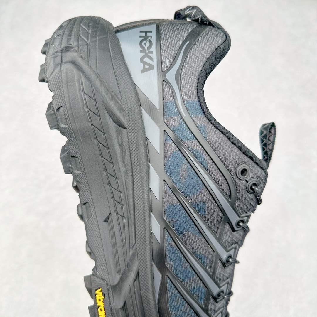 图片[6]-HOKA ONE ONE Mafate Speed 3 Low 玛法特3代系列低帮轻量户外越野休闲运动慢跑鞋 HOKA ONE ONE 最近推出了一个胶囊系列 Origin Story 这个系列里的 Mafate Speed 2 可以说让我日思夜想有一阵子了 最近终于拔草 让我来分享一下这双也是上脚赞到爆的越野跑鞋吧 以阿尔卑斯山脉作为主题将亮黄色与蓝色调覆盖在这经典轮廓之上 配色的呈现效果相当亮眼 以至于很多人买这个配色是用来日常搭配的 鞋面采用超轻的无缝架构 轻薄的TPU贴在透气的鞋面材料上 减轻重量同时也保证了支撑性 鞋底则采用滚动平衡技术 引导跑者回归自然步态 祖传的神奇EVA材质中底依旧是一如既往地表现优秀 能提供充足的缓震 作为HOKA家的越野跑鞋 VIBRAM 橡胶大底也是必不可少的 即便在复杂湿滑的地形 依旧能有良好的抓地力及稳定性 鞋带采用了弹性不易松脱的扁宽弹性鞋带 前掌与中掌部分也进行了加宽 也更加适合亚洲人的脚型 是一款十分全面且足够强悍的户外硬核越野鞋 而这双极其亮眼的越野跑鞋恰好又是在江山一百中参赛的UTMB冠军 Ludovic POMMERET 夺冠时穿着的战靴 这就让它变得更加有吸引力了 用来日常搭配的话短裤是基本不挑 长裤我个人推荐阔腿裤 工装裤以及各种长筒牛仔裤都可以 尺码：36 36.5 37.5 38 38.5 39 40 40.5 41 42 42.5 43 44 44.5 45-选品中心