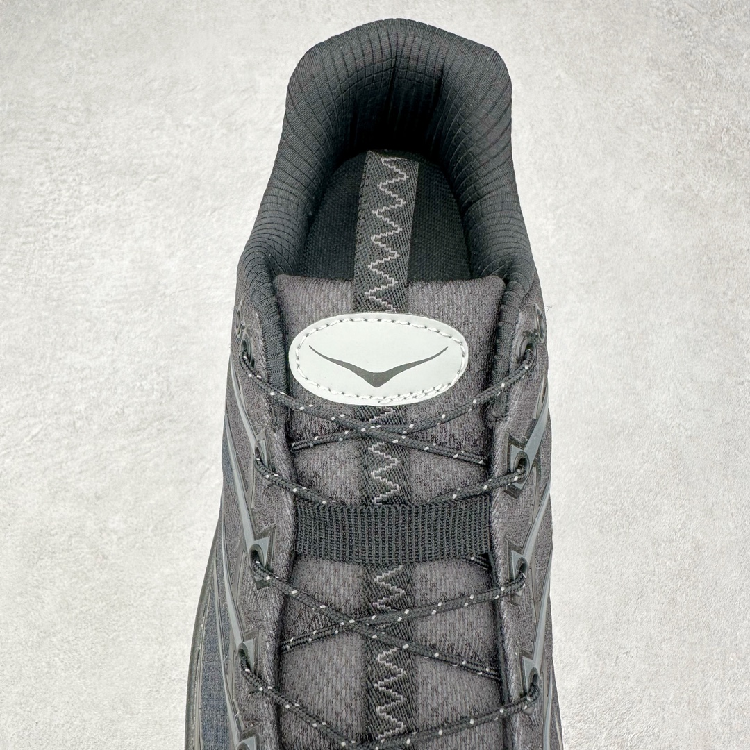 图片[5]-HOKA ONE ONE Mafate Speed 3 Low 玛法特3代系列低帮轻量户外越野休闲运动慢跑鞋 HOKA ONE ONE 最近推出了一个胶囊系列 Origin Story 这个系列里的 Mafate Speed 2 可以说让我日思夜想有一阵子了 最近终于拔草 让我来分享一下这双也是上脚赞到爆的越野跑鞋吧 以阿尔卑斯山脉作为主题将亮黄色与蓝色调覆盖在这经典轮廓之上 配色的呈现效果相当亮眼 以至于很多人买这个配色是用来日常搭配的 鞋面采用超轻的无缝架构 轻薄的TPU贴在透气的鞋面材料上 减轻重量同时也保证了支撑性 鞋底则采用滚动平衡技术 引导跑者回归自然步态 祖传的神奇EVA材质中底依旧是一如既往地表现优秀 能提供充足的缓震 作为HOKA家的越野跑鞋 VIBRAM 橡胶大底也是必不可少的 即便在复杂湿滑的地形 依旧能有良好的抓地力及稳定性 鞋带采用了弹性不易松脱的扁宽弹性鞋带 前掌与中掌部分也进行了加宽 也更加适合亚洲人的脚型 是一款十分全面且足够强悍的户外硬核越野鞋 而这双极其亮眼的越野跑鞋恰好又是在江山一百中参赛的UTMB冠军 Ludovic POMMERET 夺冠时穿着的战靴 这就让它变得更加有吸引力了 用来日常搭配的话短裤是基本不挑 长裤我个人推荐阔腿裤 工装裤以及各种长筒牛仔裤都可以 尺码：36 36.5 37.5 38 38.5 39 40 40.5 41 42 42.5 43 44 44.5 45-选品中心